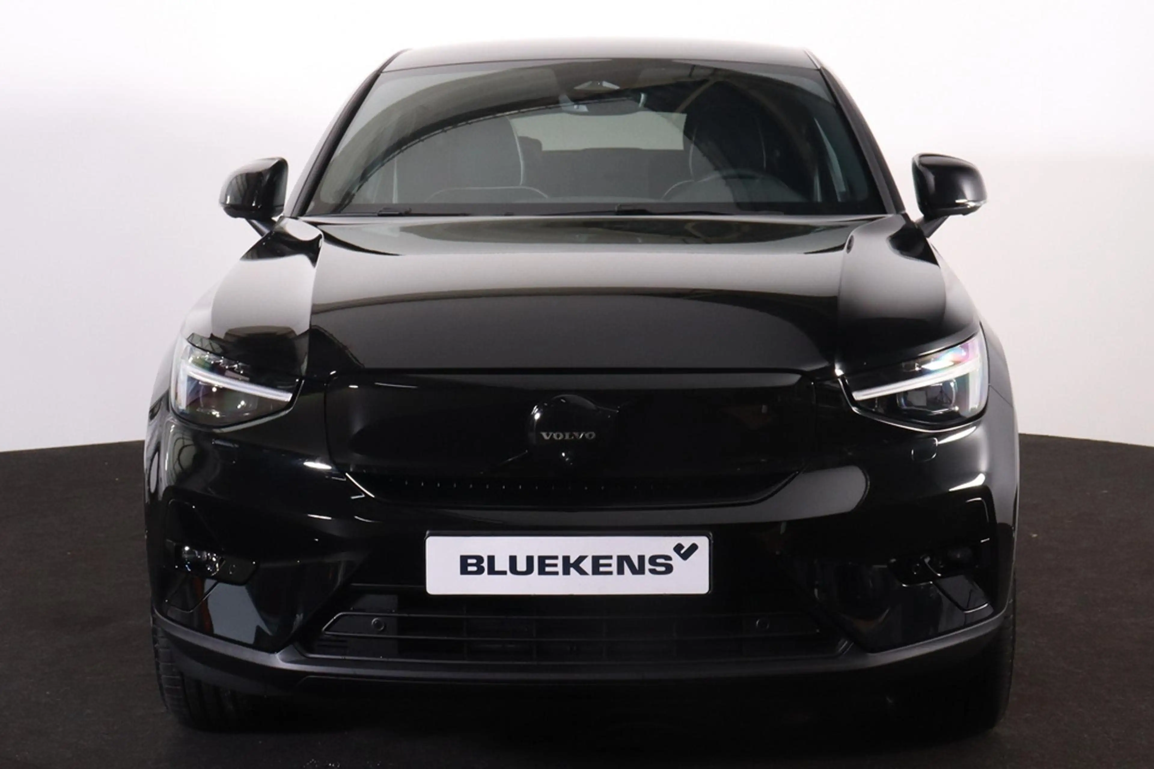 Volvo EC40 Performance Ultra Black Edition 82 kWh - Panoramad — photo 2