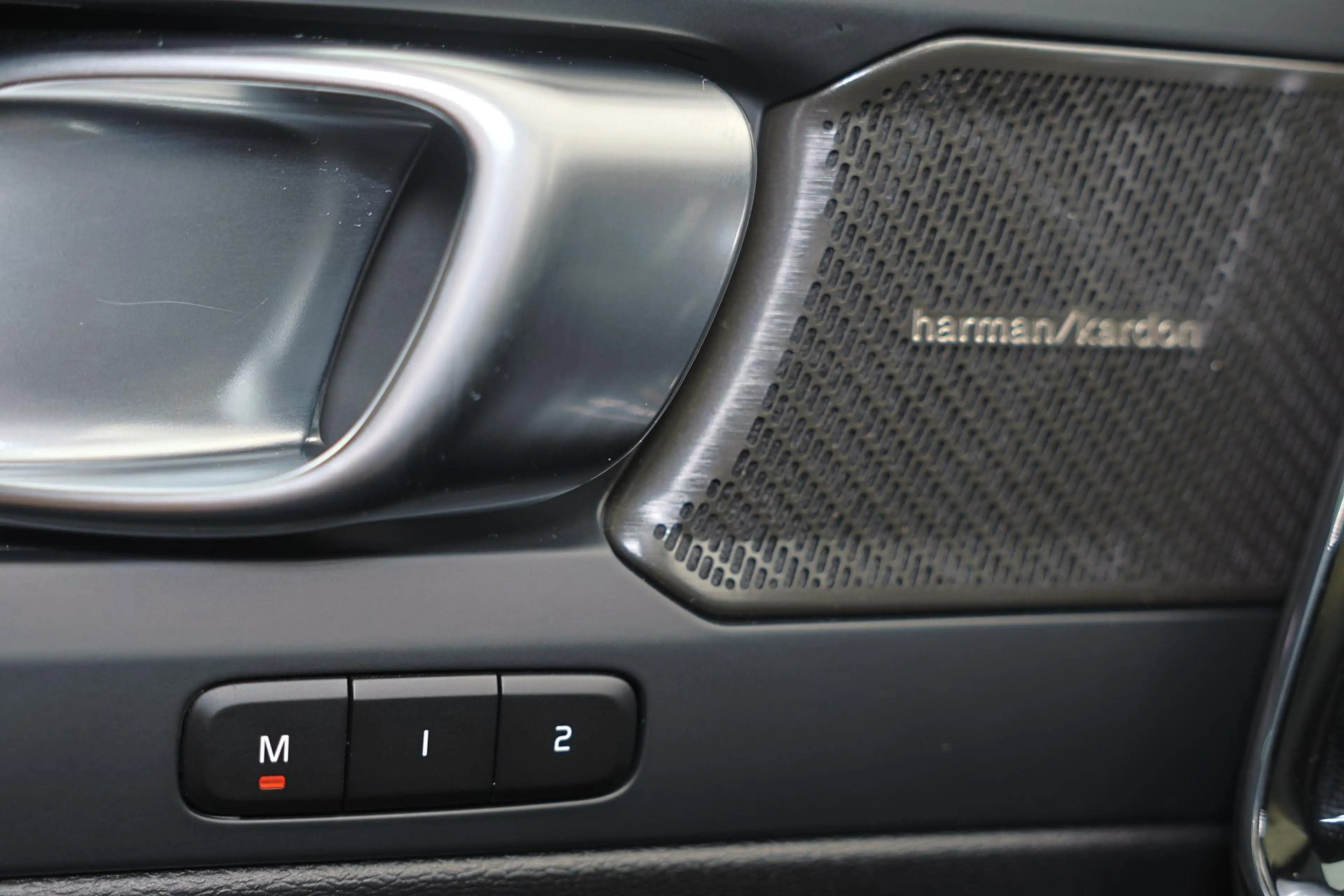 Volvo EC40 Performance Ultra Black Edition 82 kWh - Panoramad — photo 12