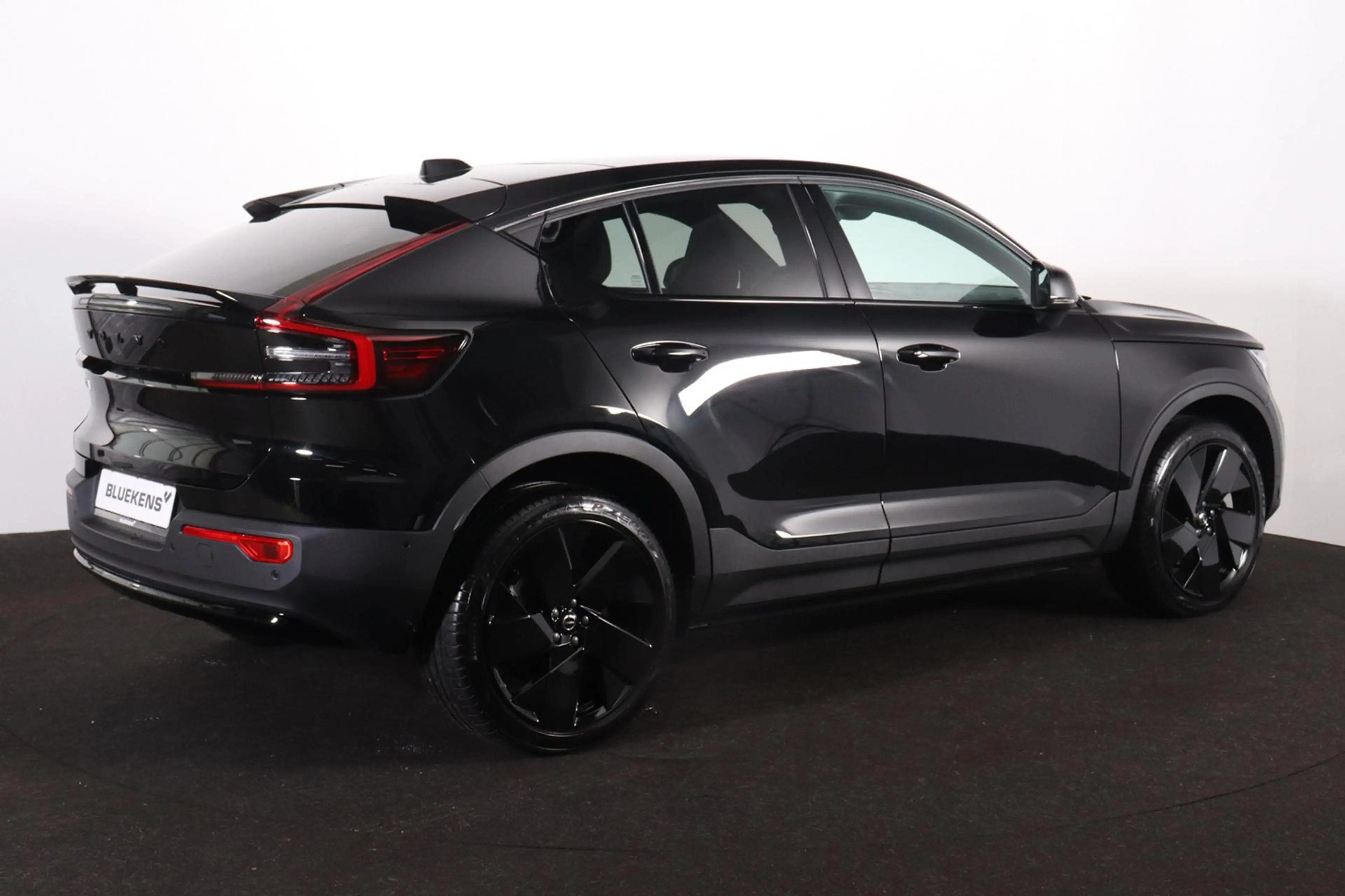 Volvo EC40 Performance Ultra Black Edition 82 kWh - Panoramad — photo 5