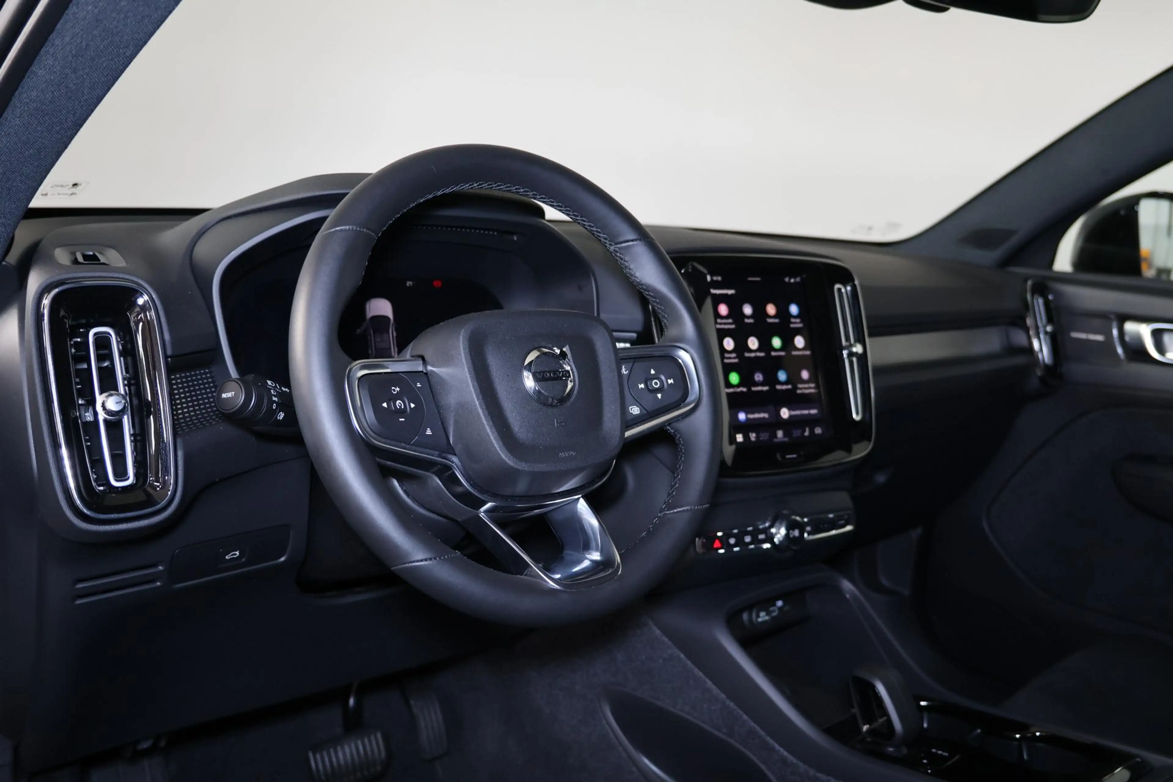 Volvo EC40 Performance Ultra Black Edition 82 kWh - Panoramad — photo 14