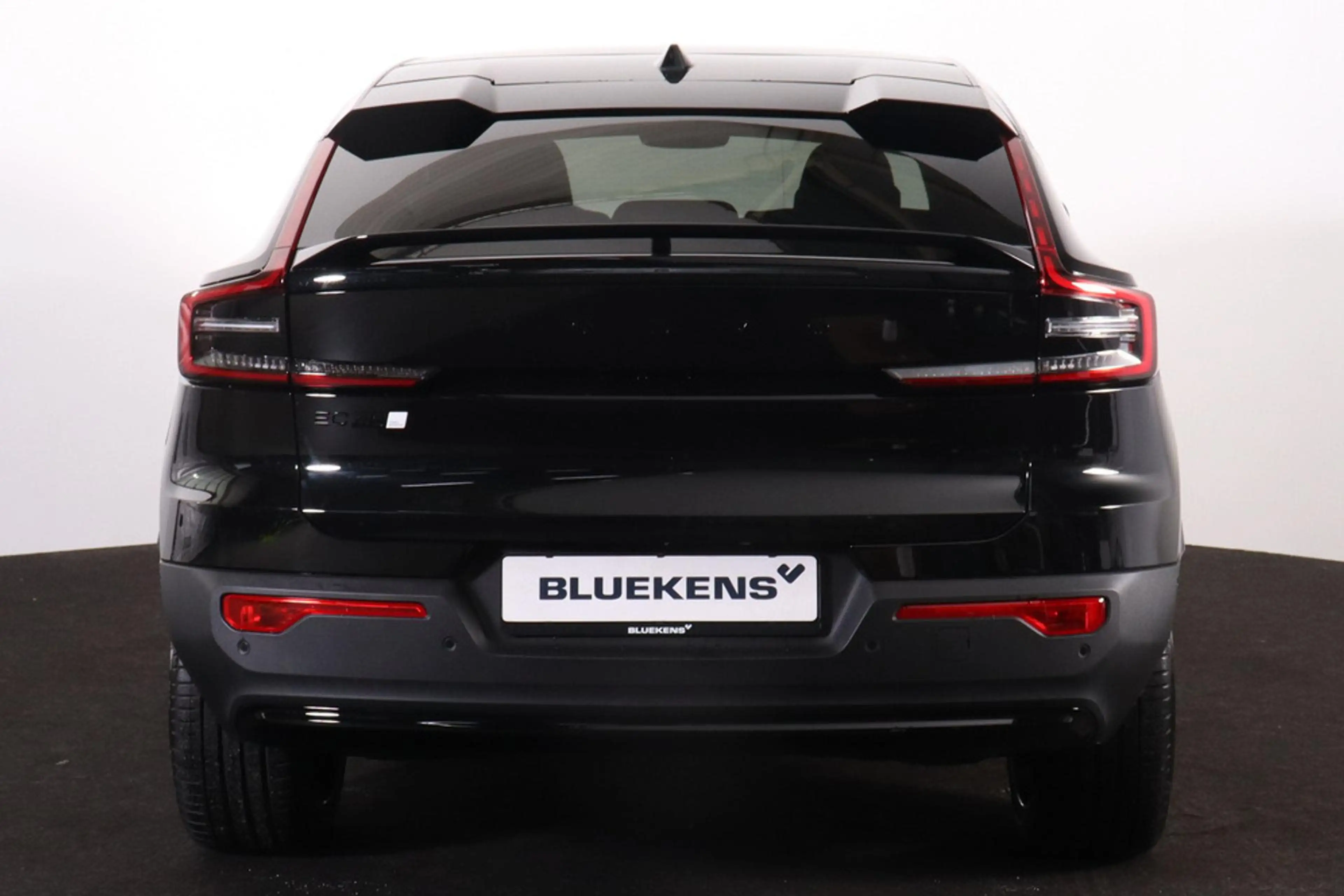 Volvo EC40 Performance Ultra Black Edition 82 kWh - Panoramad — photo 4