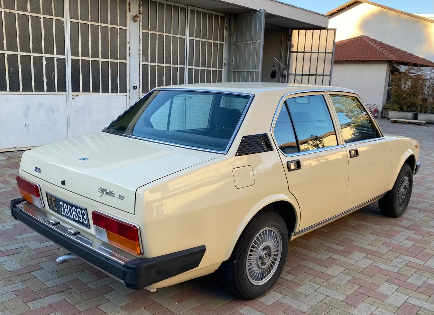 Alfa Romeo Alfetta 2.0 L Beżowy - 2