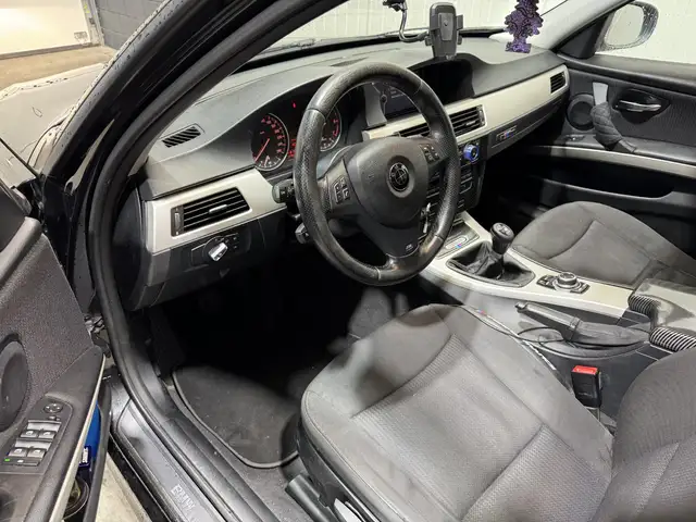 BMW 3 Series view 9