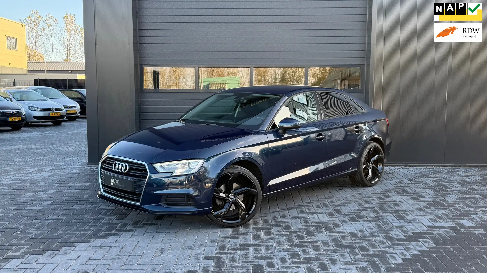 Audi A3 Limousine 30 TFSI Airco|Camera|carplay Bleu - 1