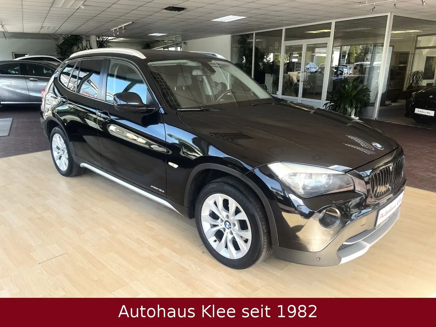 BMW X1 xDrive 18d *AHK* Zwart - 1