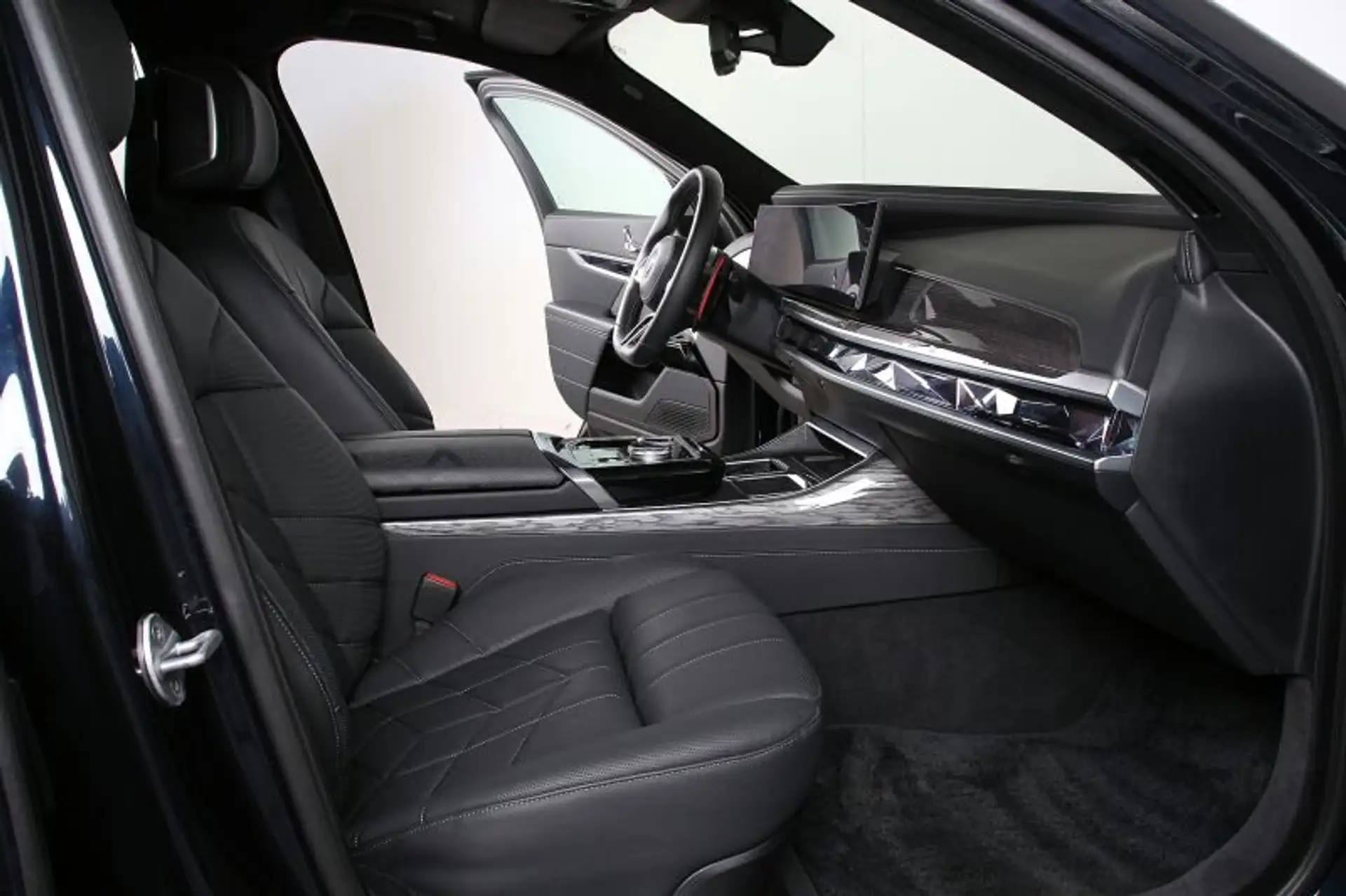 BMW 7 Series M760e 2025 검정 사진 7