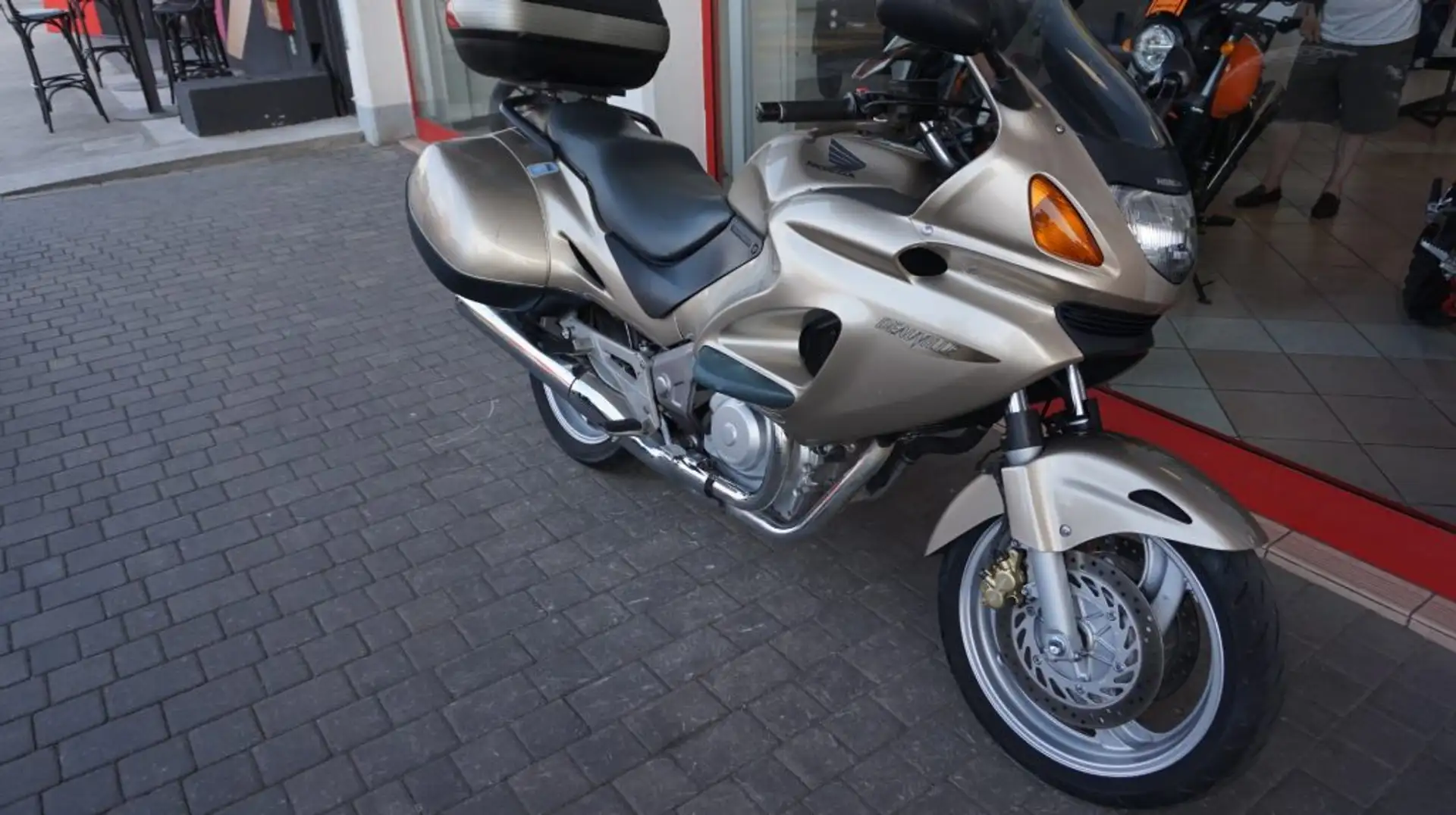 Honda Deauville 650 bicilindrica - 1