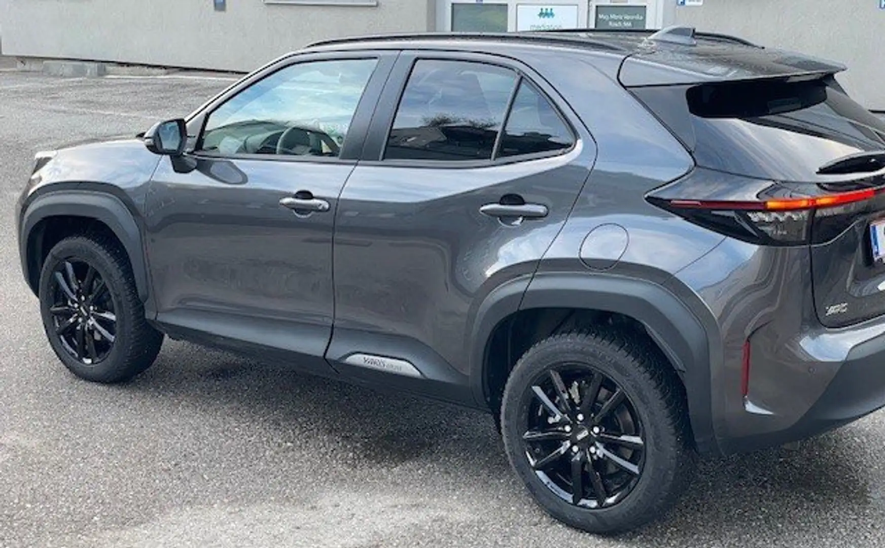 Toyota Yaris Cross Active Drive mit Safety Paket Vorführwagen Grau - 1