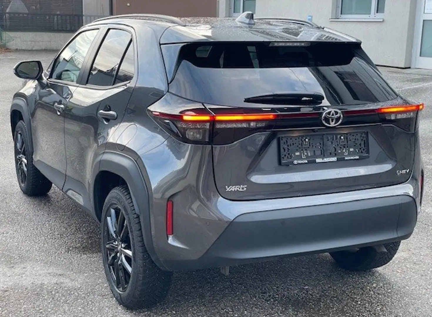 Toyota Yaris Cross Active Drive mit Safety Paket Vorführwagen Grau - 2
