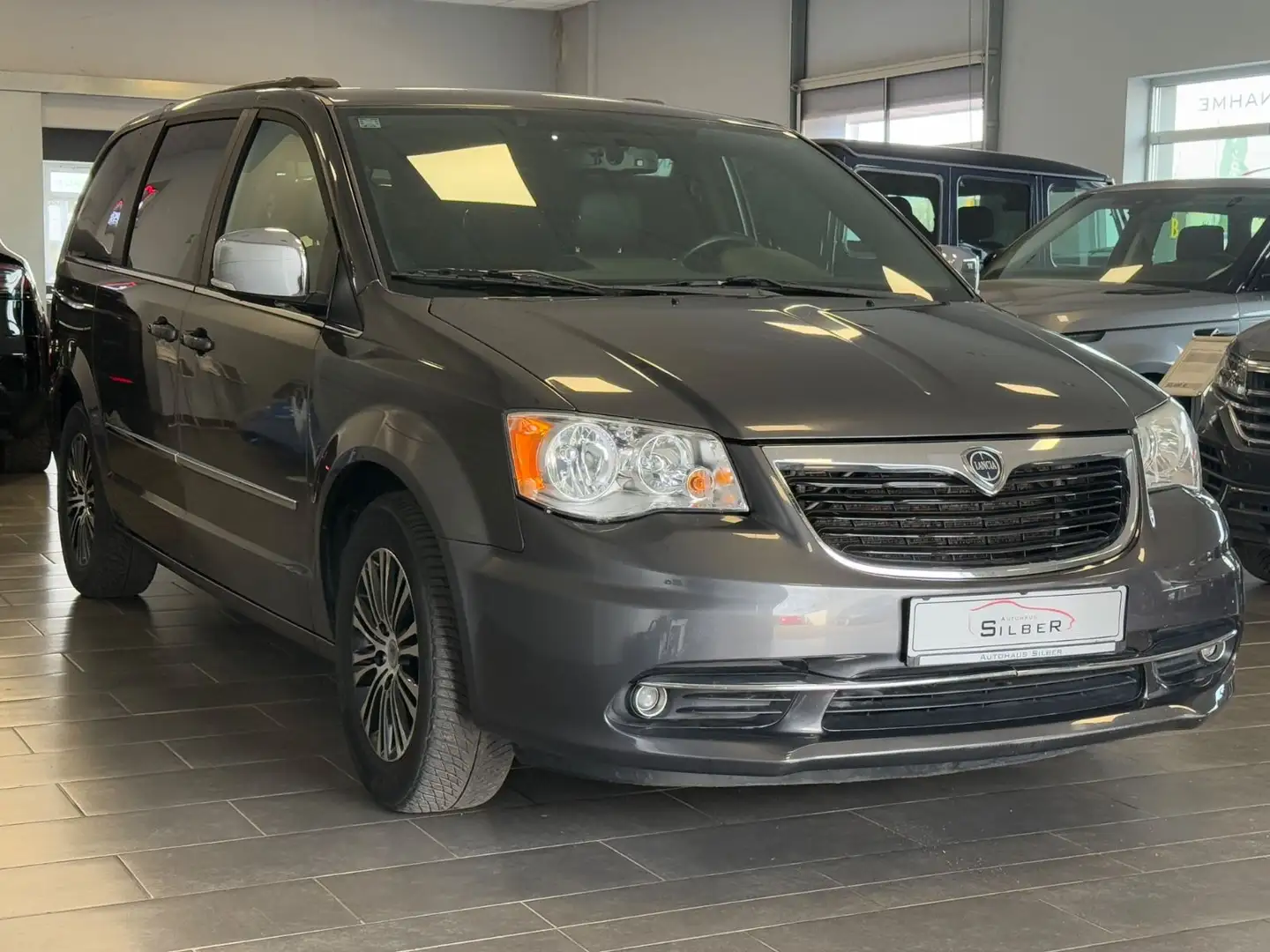 Lancia Voyager S 2.8 Stow'n Go' 7-Sitzer/Leder/Navi/Kam Grau - 2