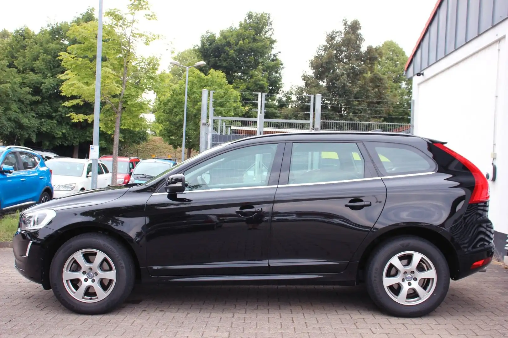 Volvo XC60 2.0 D3 # Tempomat # AHK # 8-fach Alu # Eur6 Schwarz - 2