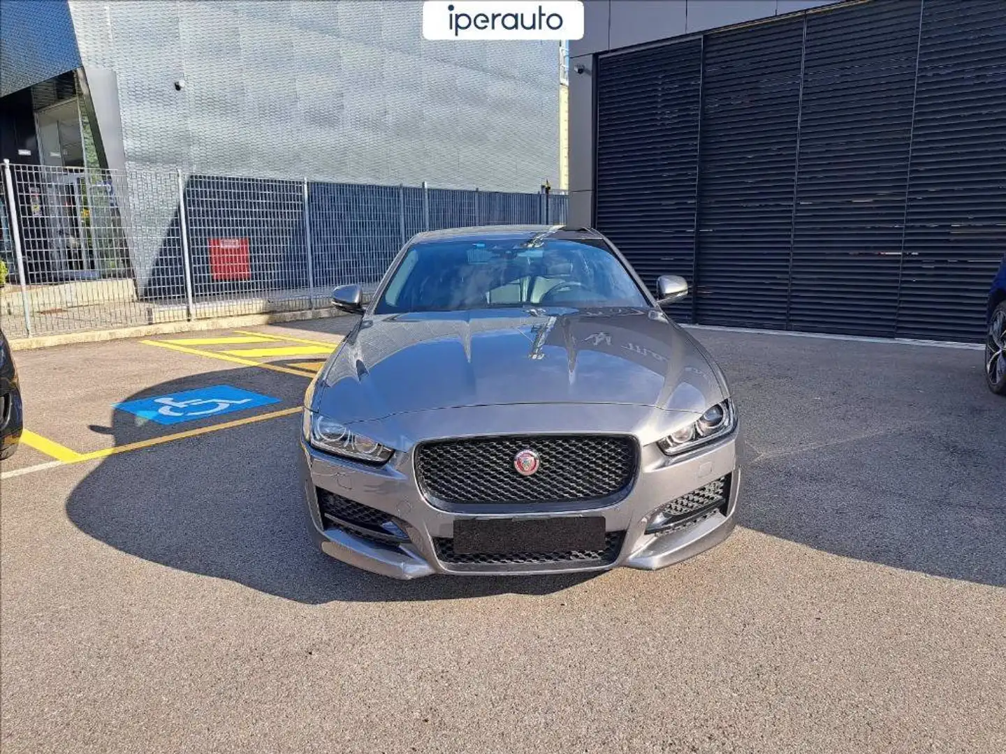 Jaguar XE 2.0 i4 r-sport awd 250cv auto Grigio - 2