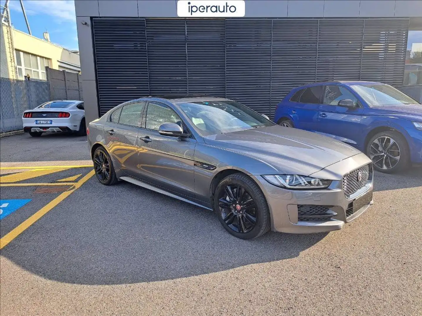 Jaguar XE 2.0 i4 r-sport awd 250cv auto Grigio - 1