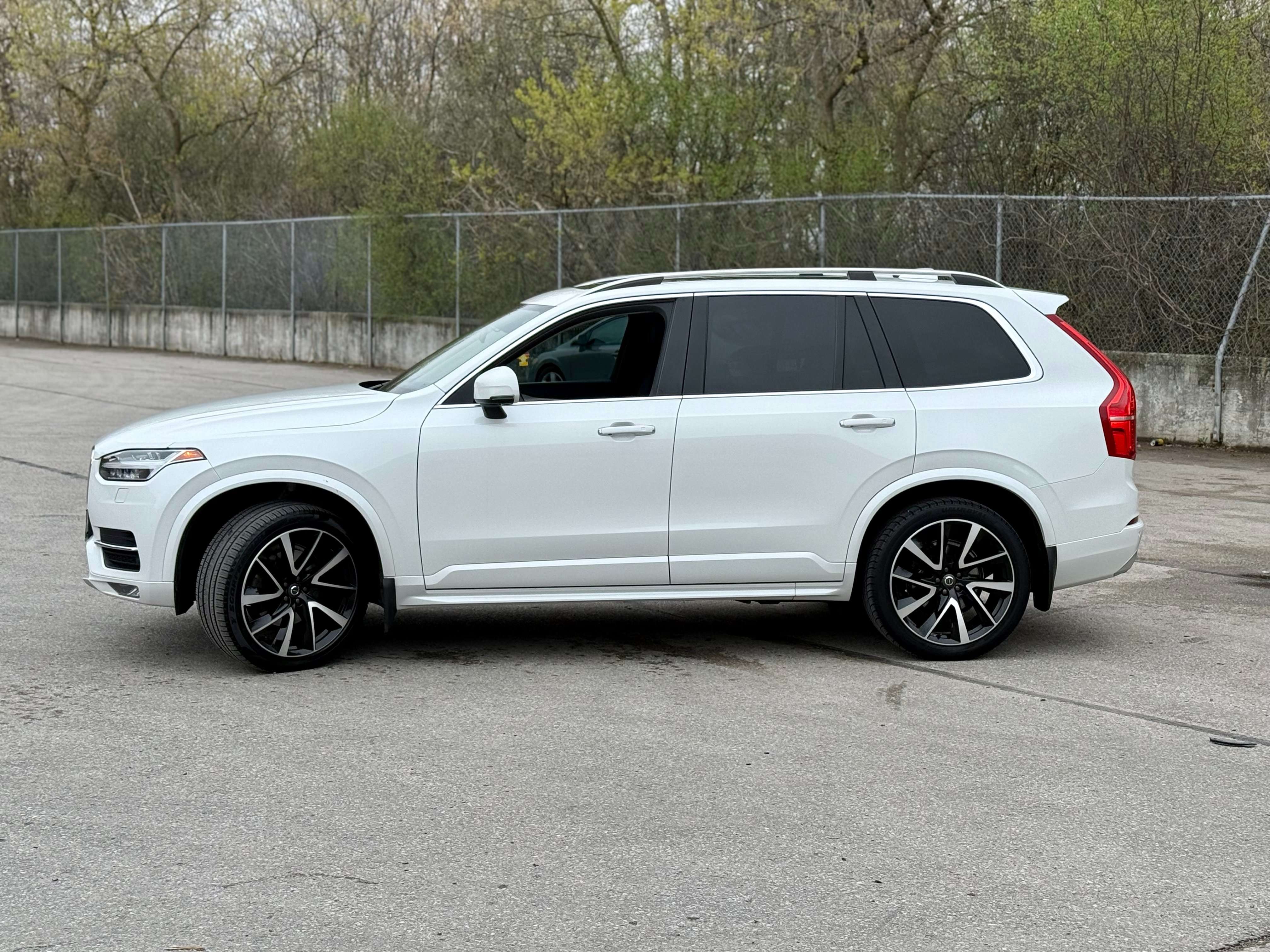 2019 Volvo XC90 Momentum alt 4