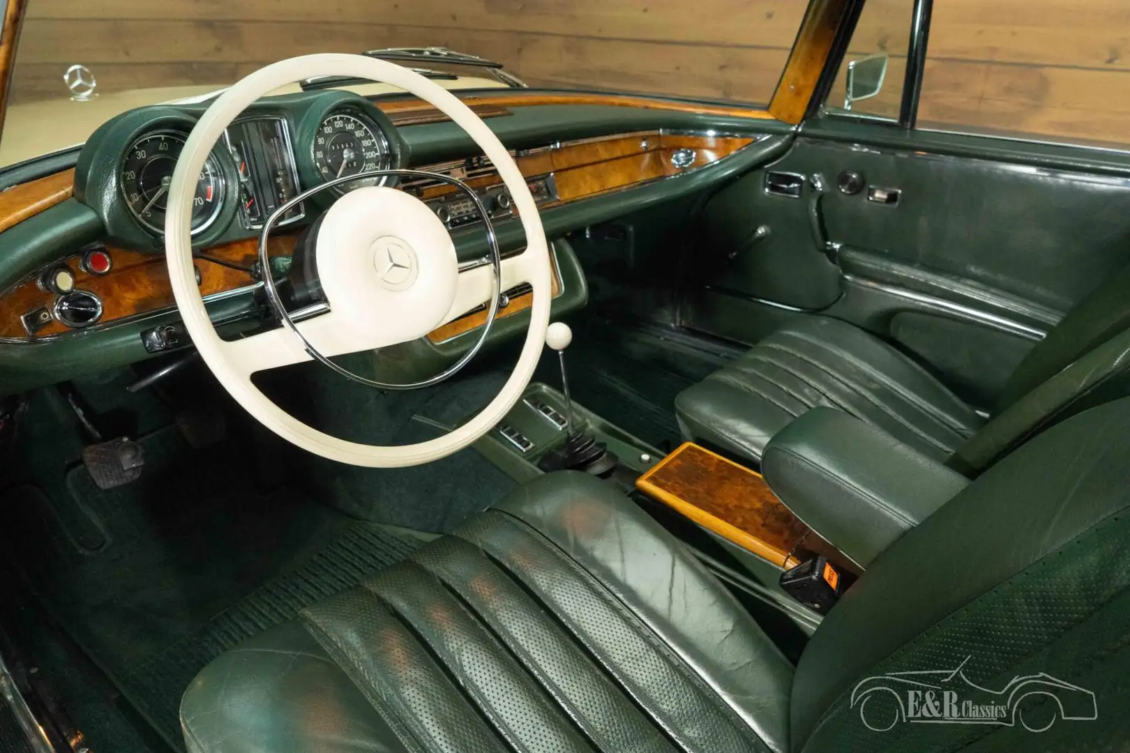 Mercedes-Benz 280 SE 3.5 Coupé | 1970 Beige - 2