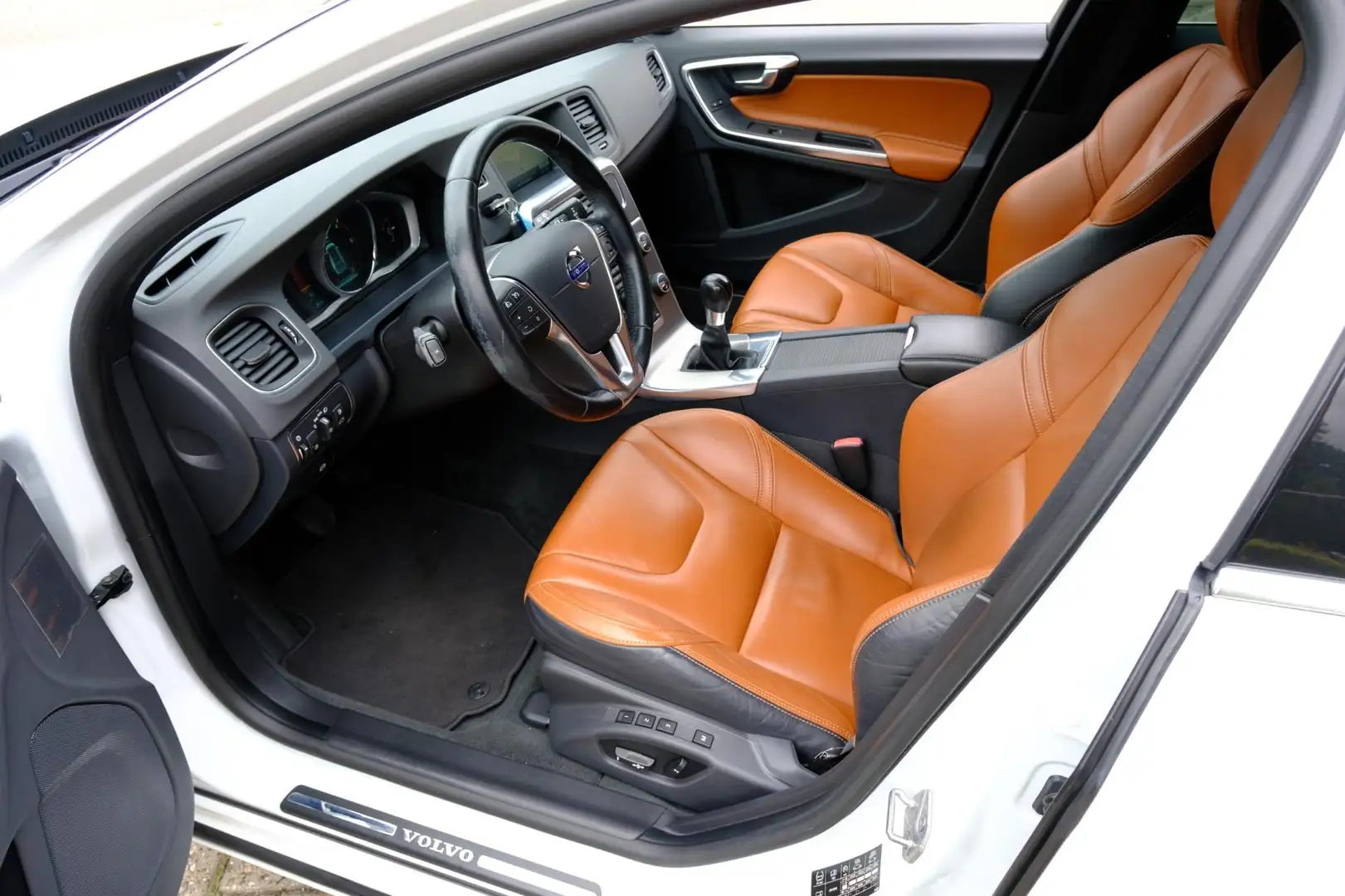 Volvo V60 1.6 D2 Summum Xenon|Leder|LMV|Navi Wit - 2