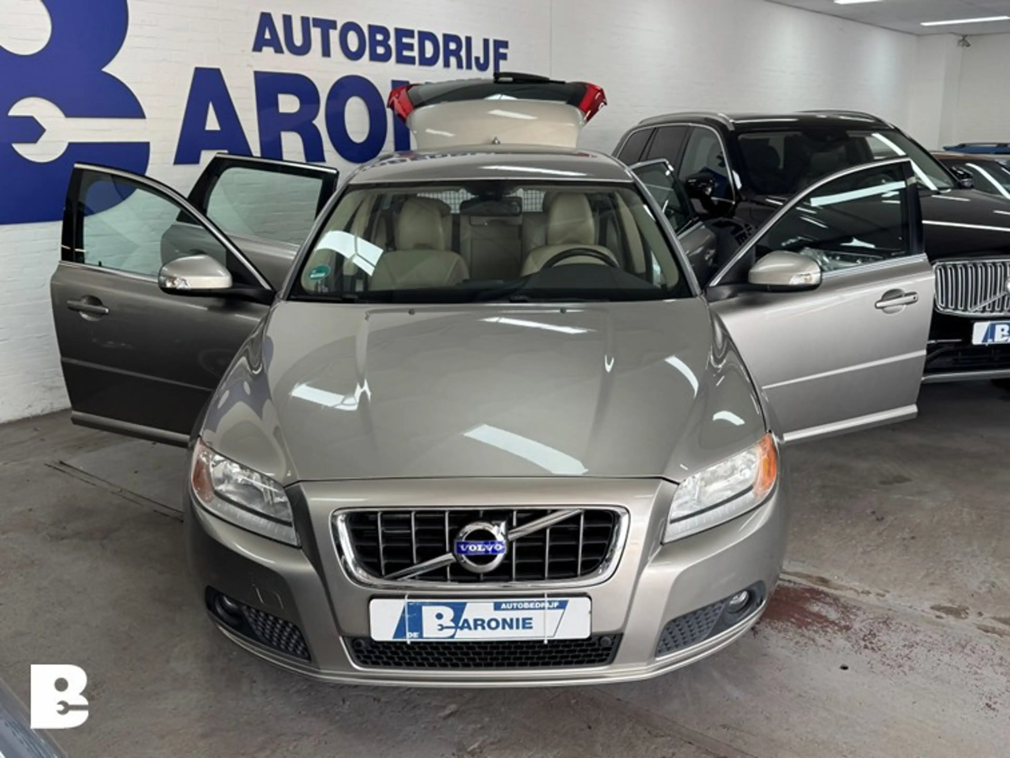 Volvo V70 2.0T Momentum — photo 13