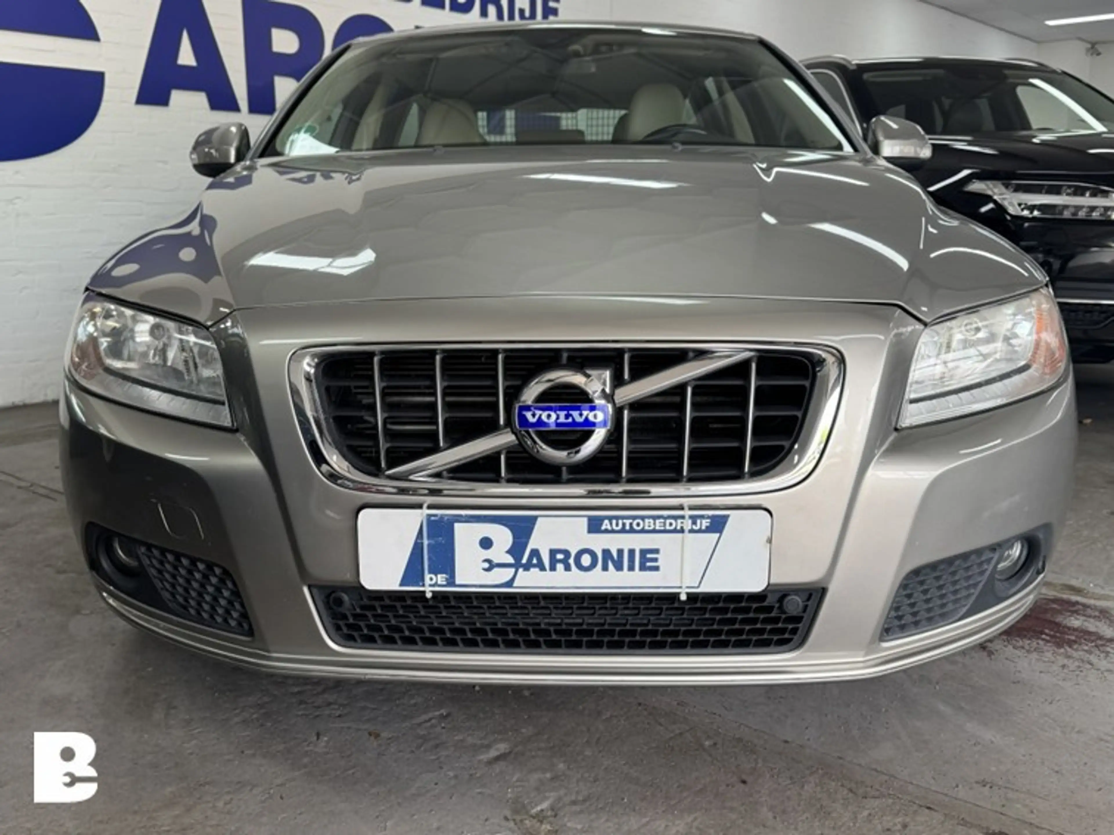 Volvo V70 2.0T Momentum — photo 9