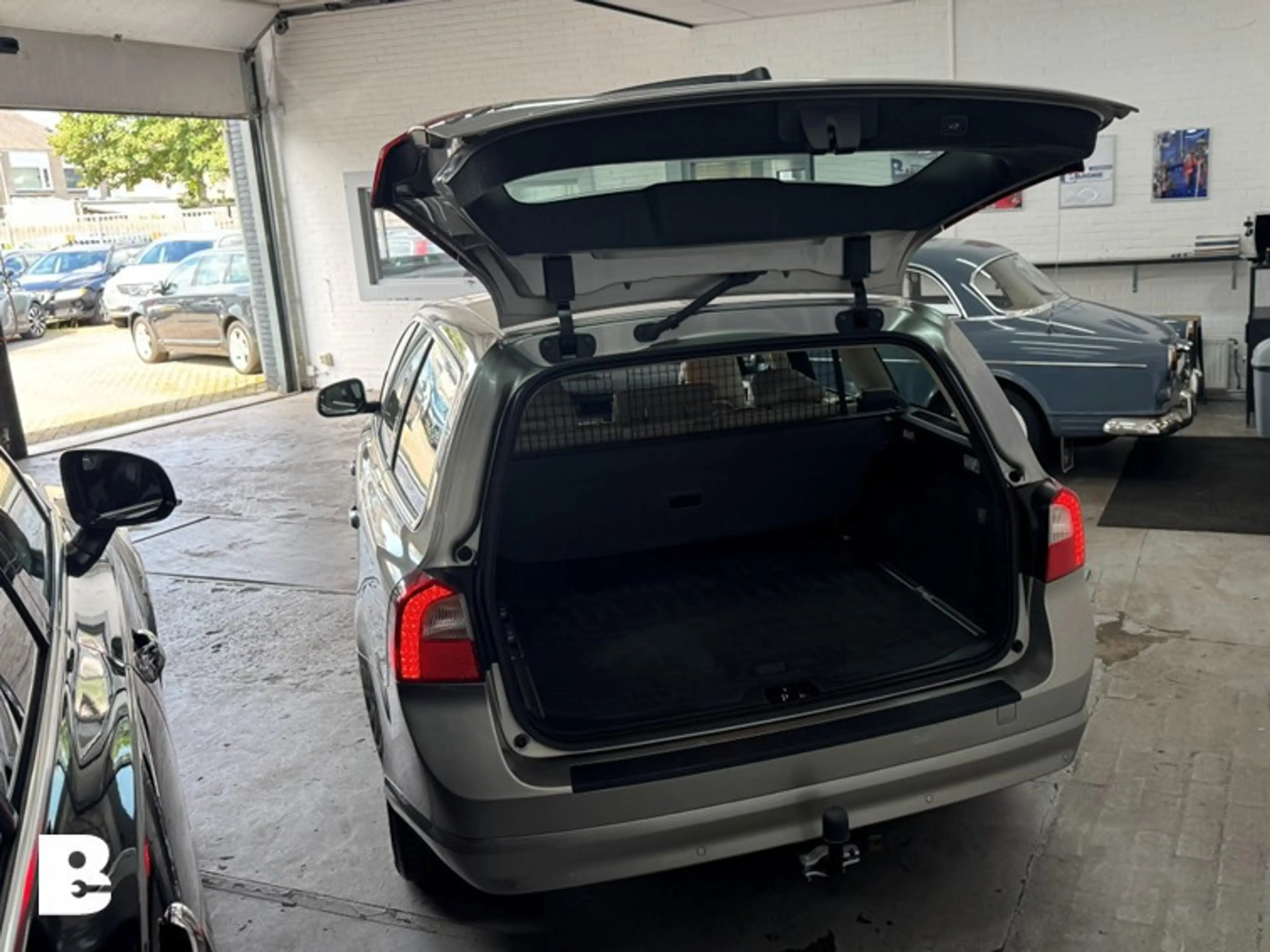 Volvo V70 2.0T Momentum — photo 14