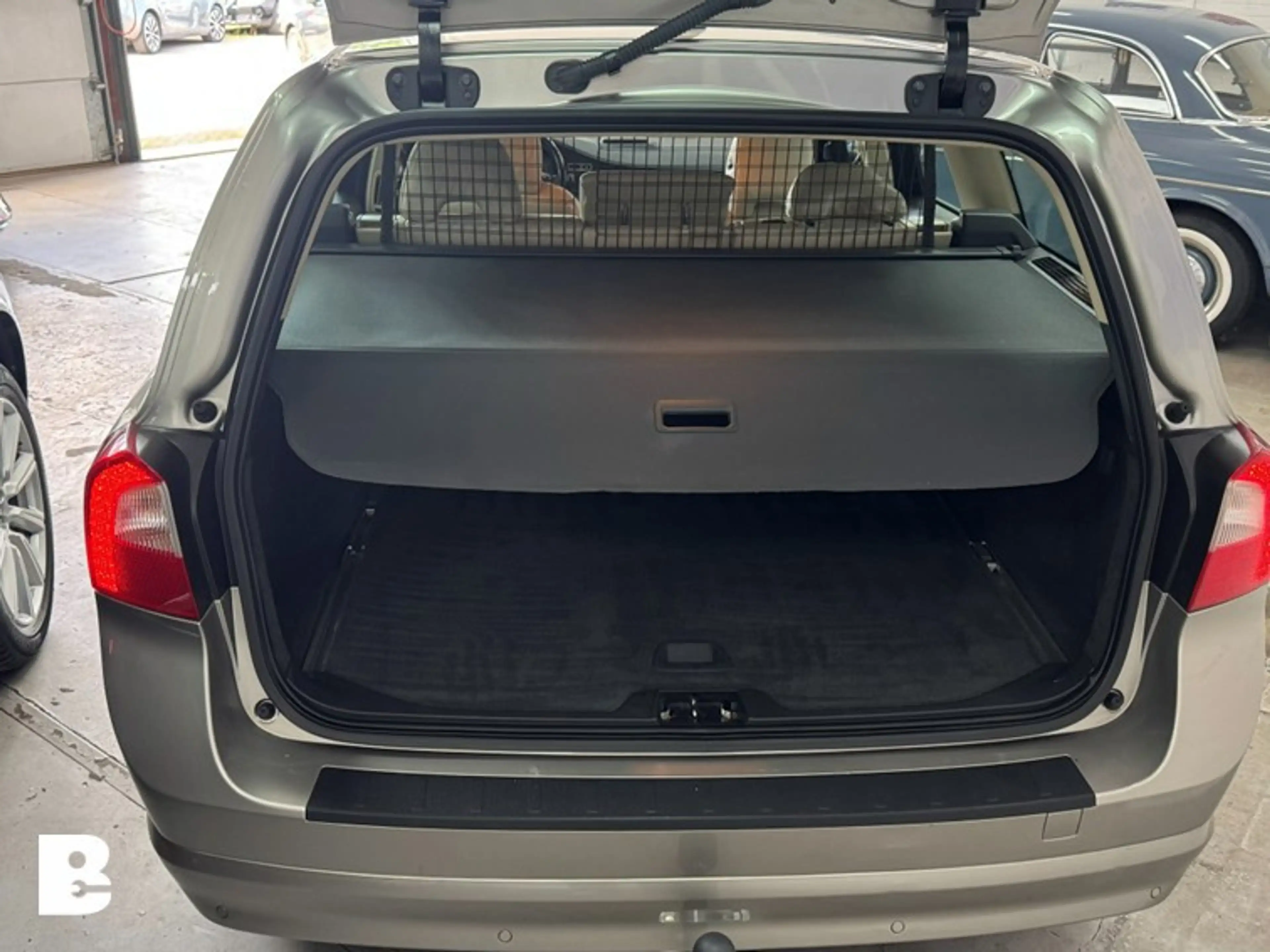 Volvo V70 2.0T Momentum — photo 15