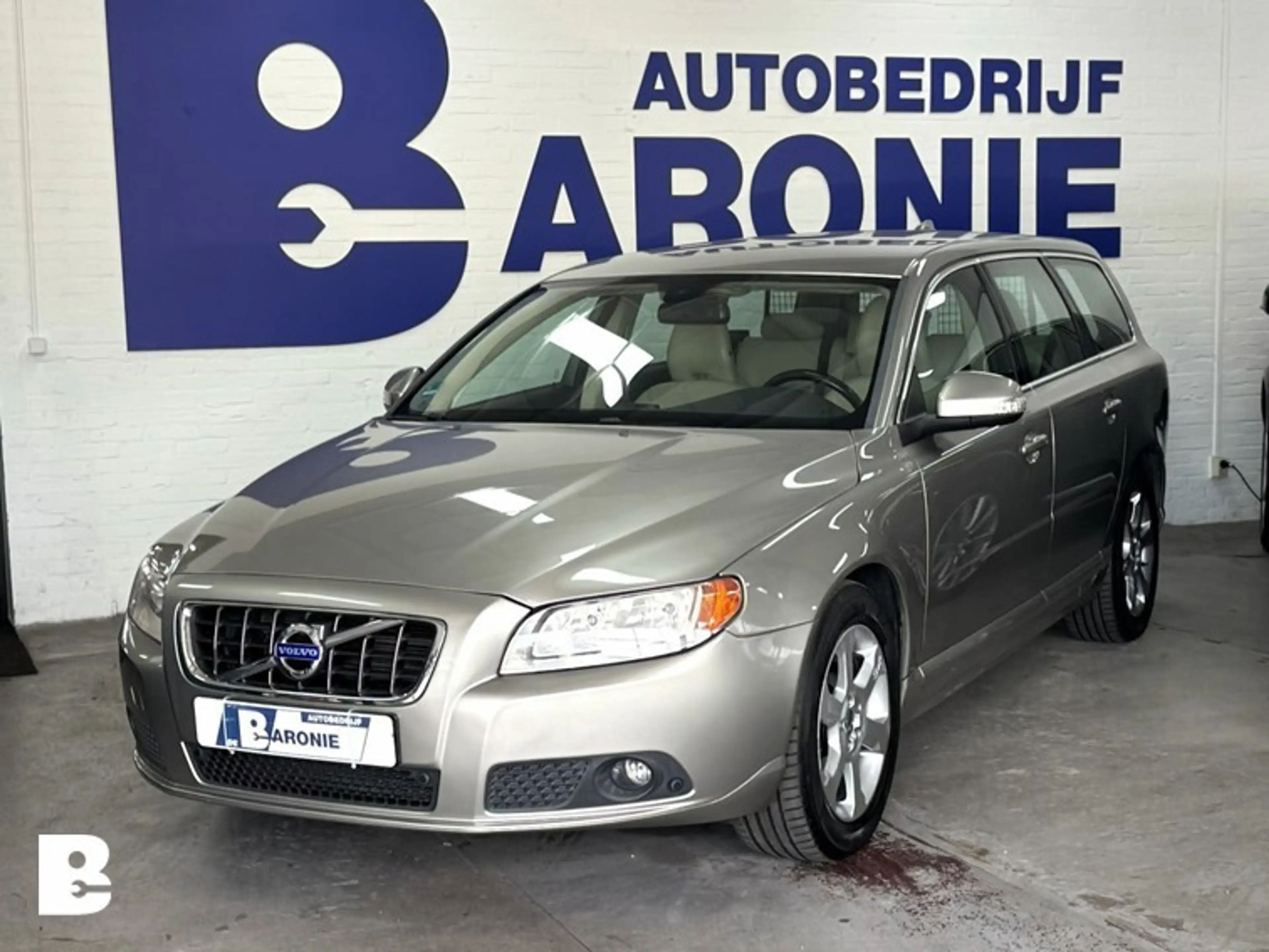 Volvo V70 2.0T Momentum — photo 2