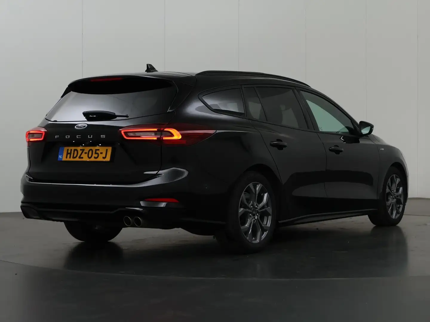 Ford Focus Wagon 1.0 EcoBoost Hybrid ST Line | Panoramadak | Zwart - 2