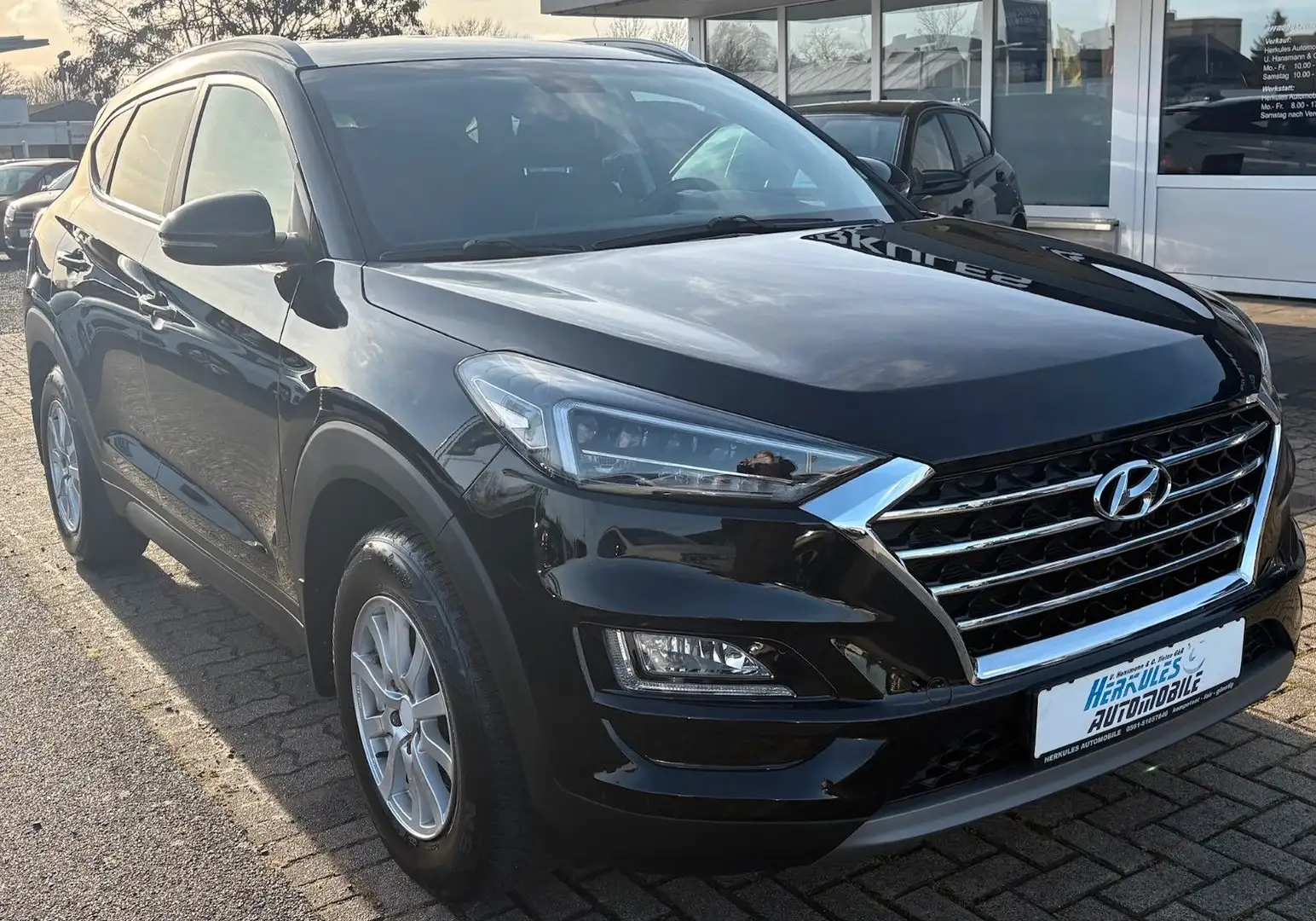 Hyundai TUCSON 1.6 CRDi 4WD Navi/Kamera/Shz Schwarz - 1