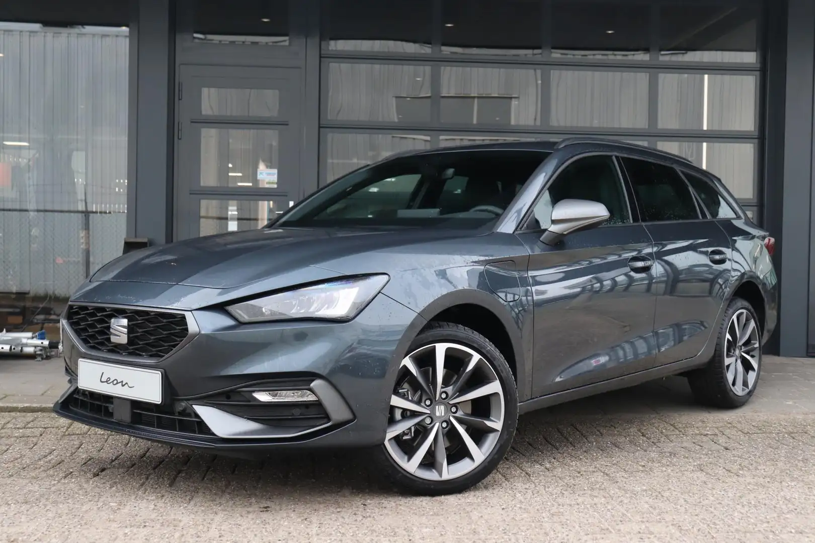 SEAT Leon Sportstourer FR PHEV First Edition 1.5 TSI eHybrid Grijs - 2