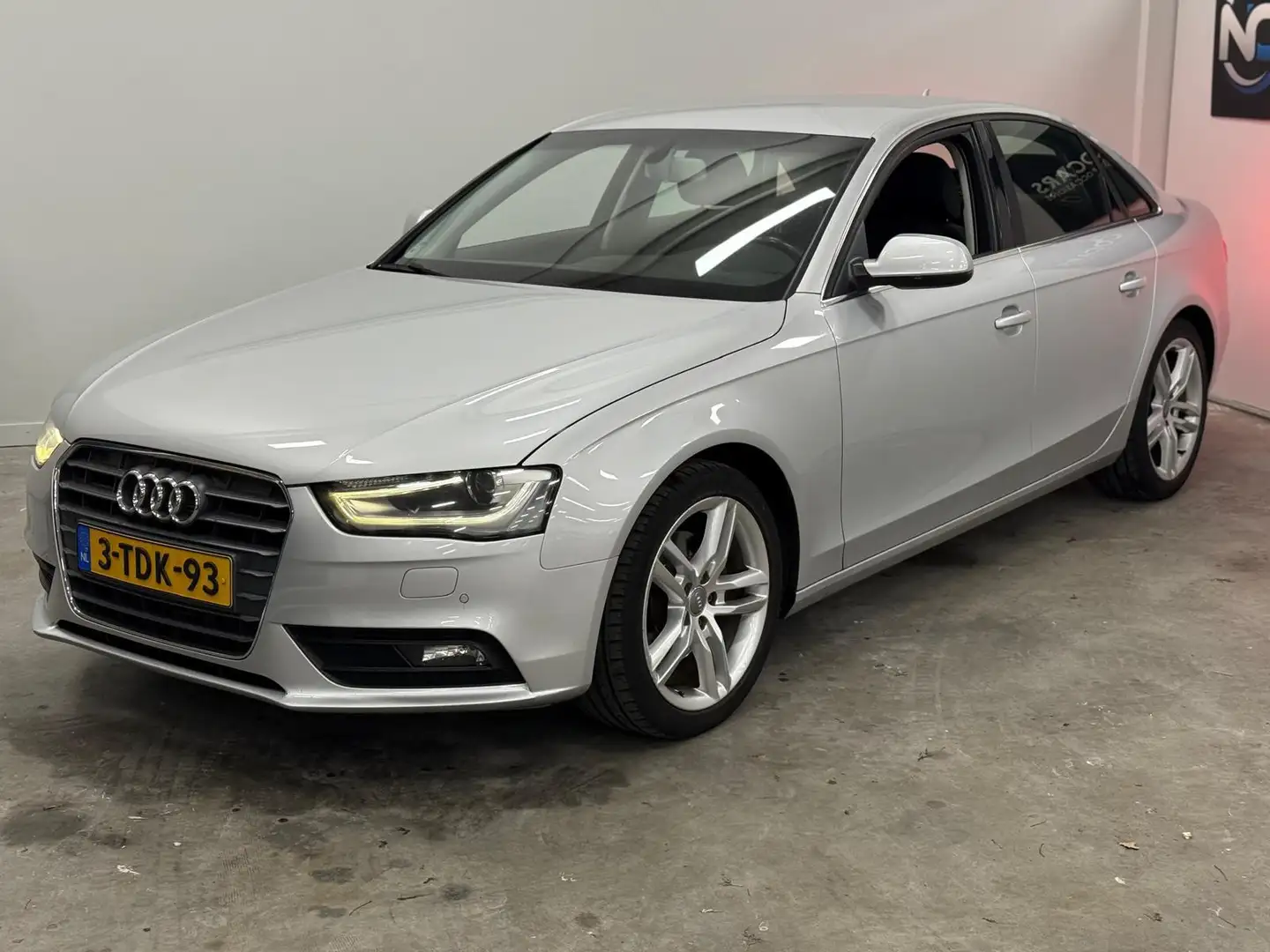 Audi A4 Limousine 1.8 TFSIe Edition / MULTIMEDIA-NAVI / DE Gris - 2
