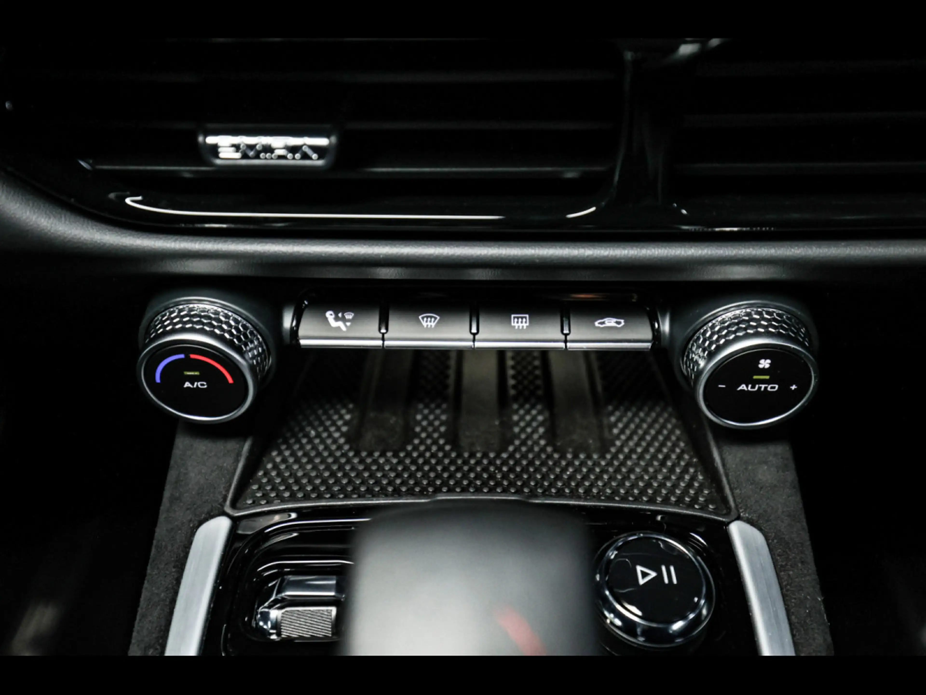 Lotus Emira I4 DCT FIRST EDITION°BLACK PACK°KAM°KEF°CARPLAY — photo 14