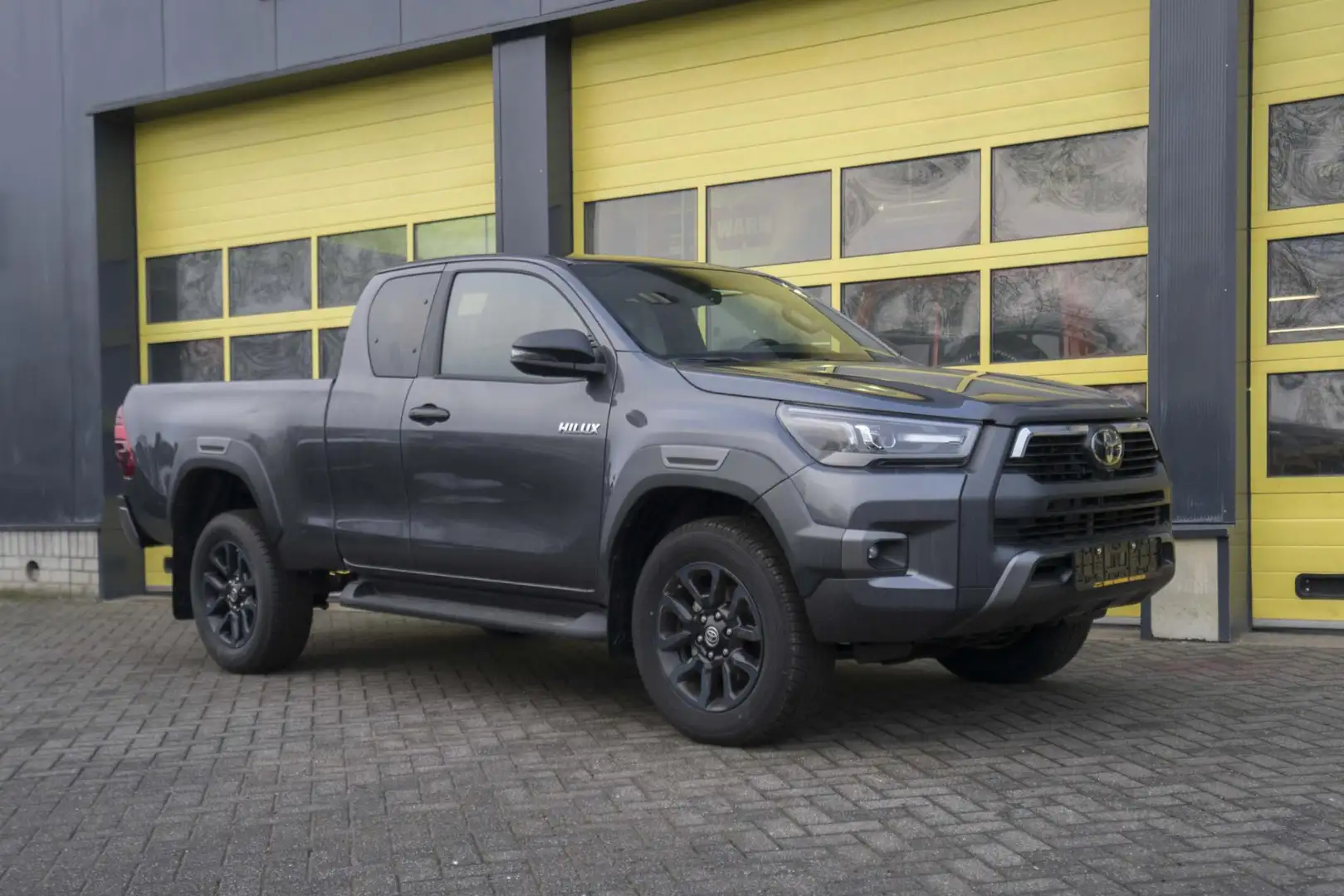 Toyota Hilux 2.8 D-4D Xtra Cab Invincible MY 2025 BPM VRIJ !! Gris - 2