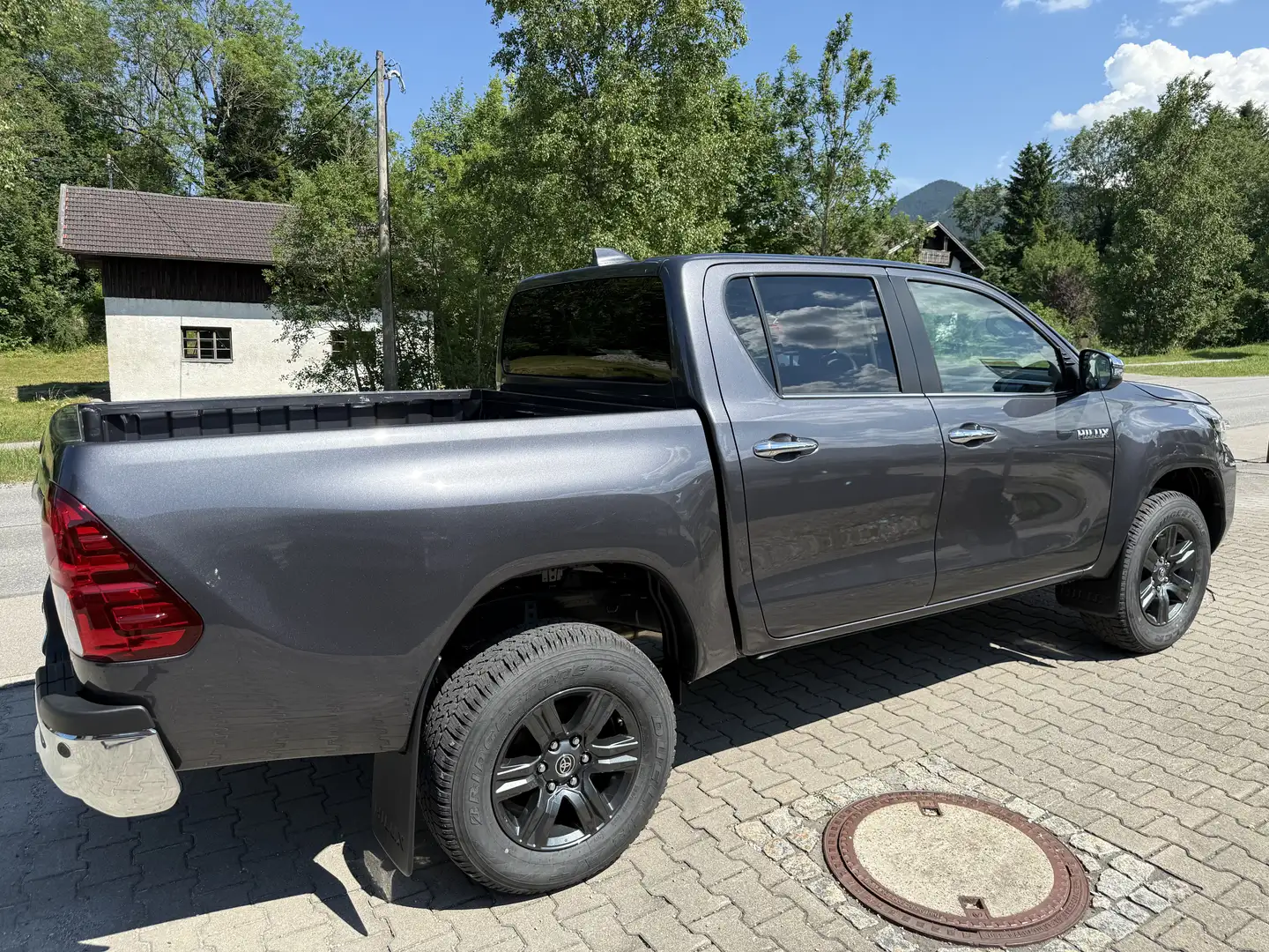 Toyota Hilux 4x4 Double Cab MHEV Autm. Comfort Grau - 2
