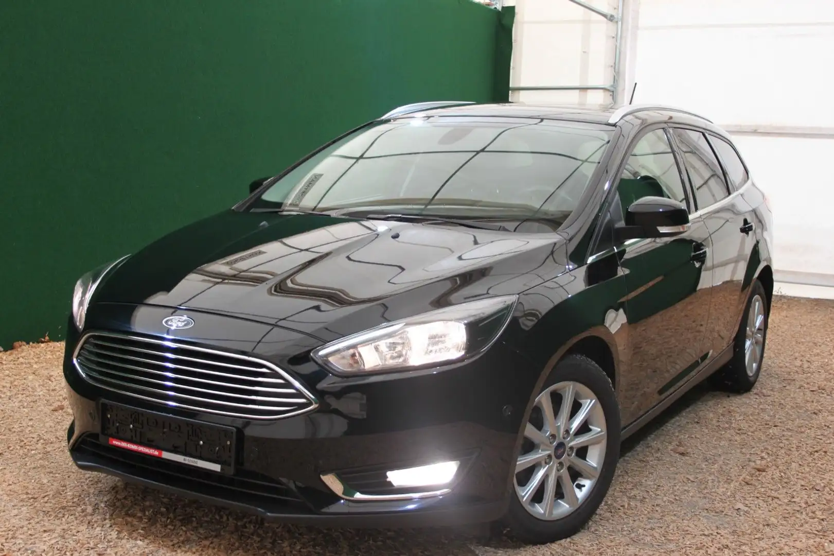Ford Focus Turnier Titanium/ SHZ/ PDC/ Alu/ Navi Schwarz - 2