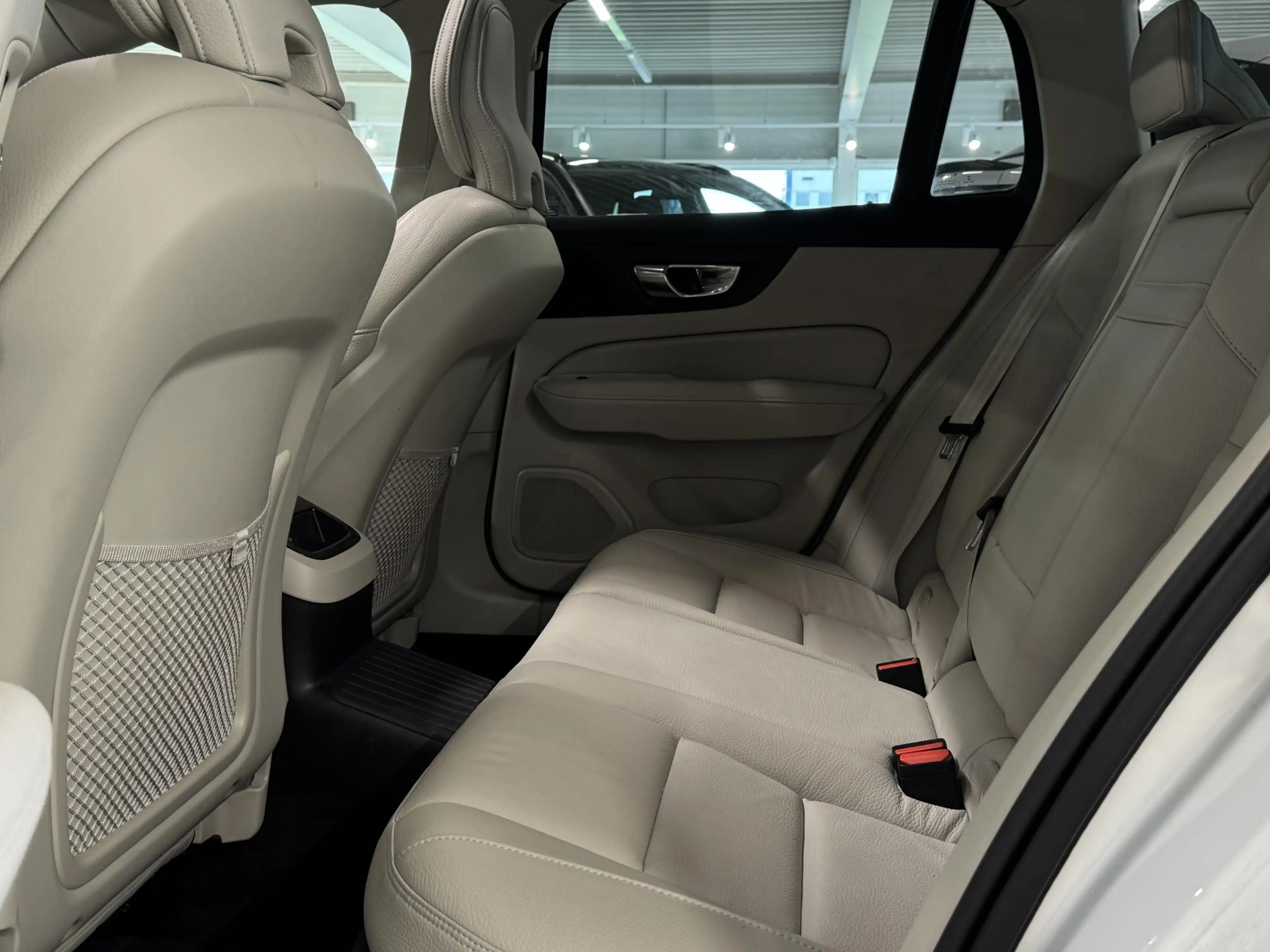 Volvo V60 2.0 T6 Recharge AWD Inscription | H&K audio | Came — photo 36