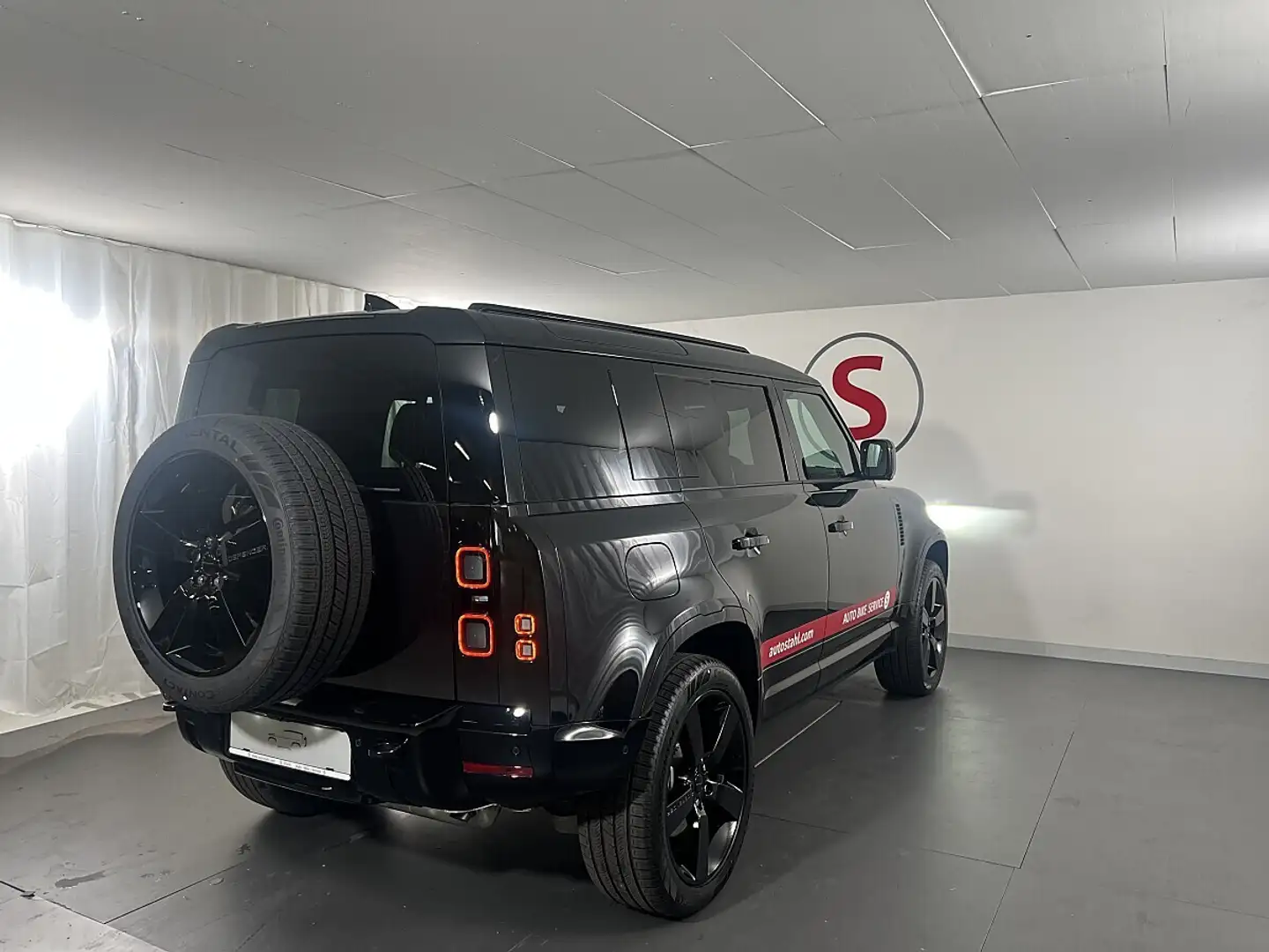Land Rover Defender 110 P300e PHEV AWD X-Dynamic SE Aut. Schwarz - 2