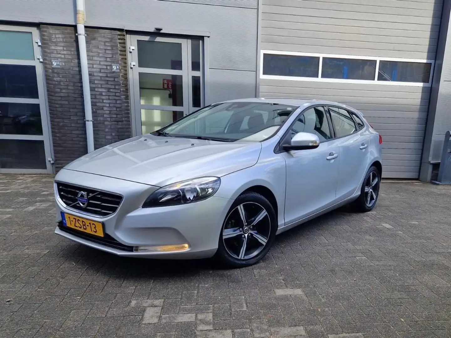 Volvo V40 1.6 D2 Momentum Grijs - 1