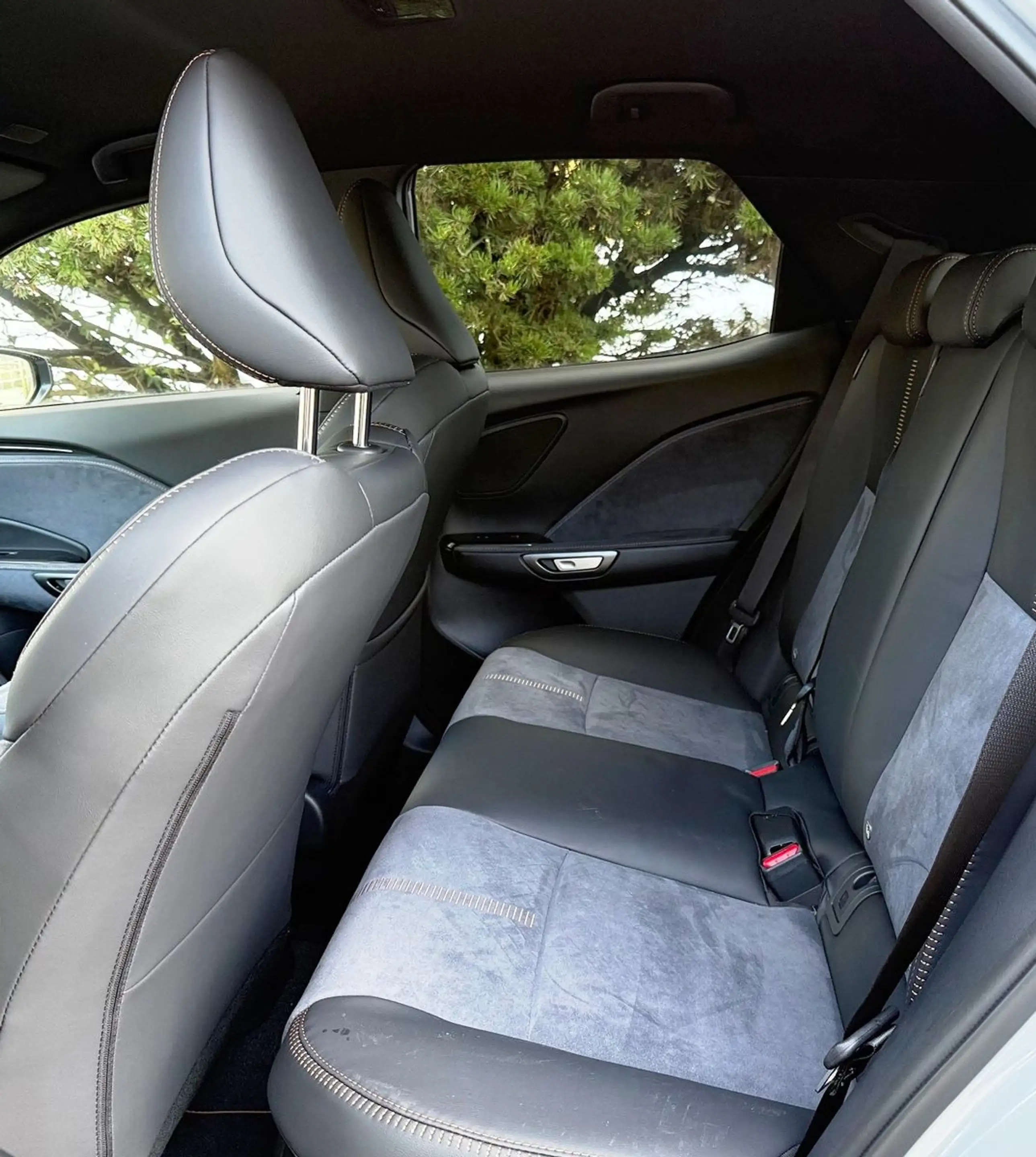 Lexus LBX 1.5 Hybrid CVT COOL LED 360° Leder SHZ — photo 8