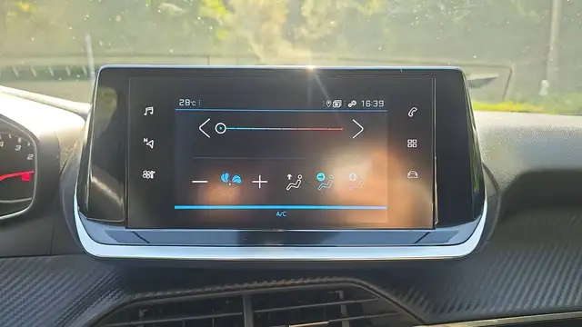 Peugeot 208 view 13