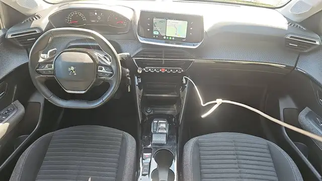 Peugeot 208 view 11