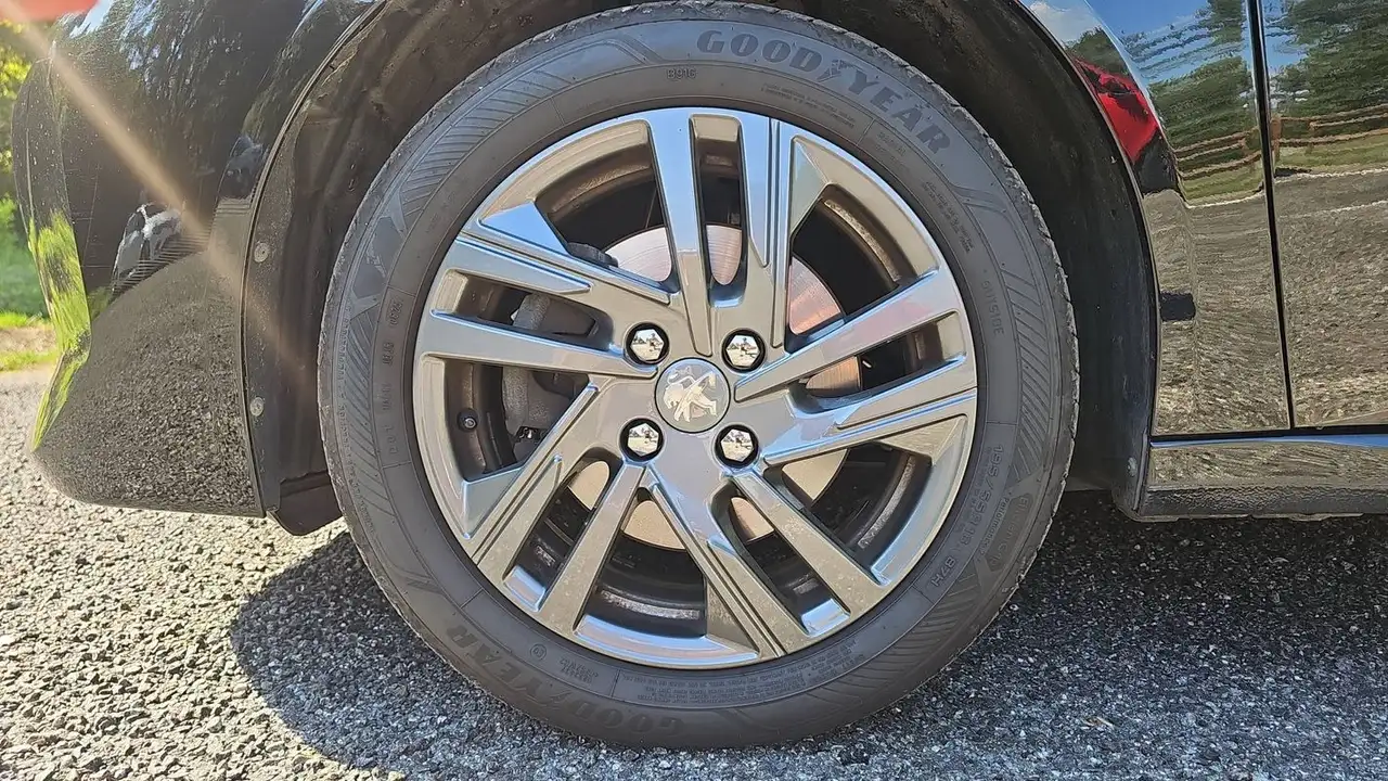 Peugeot 208 208 — photo 18