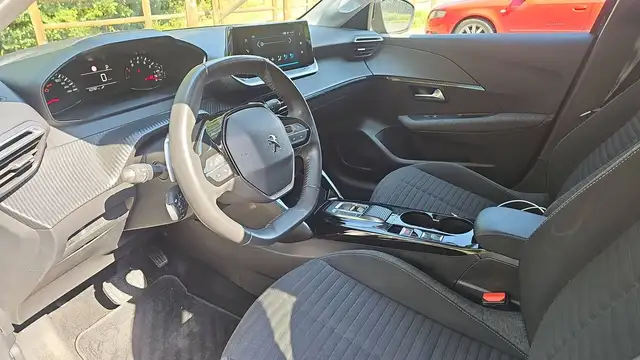 Peugeot 208 view 8