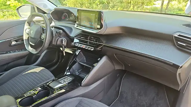 Peugeot 208 view 10