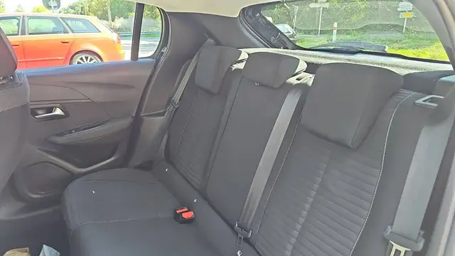 Peugeot 208 view 9