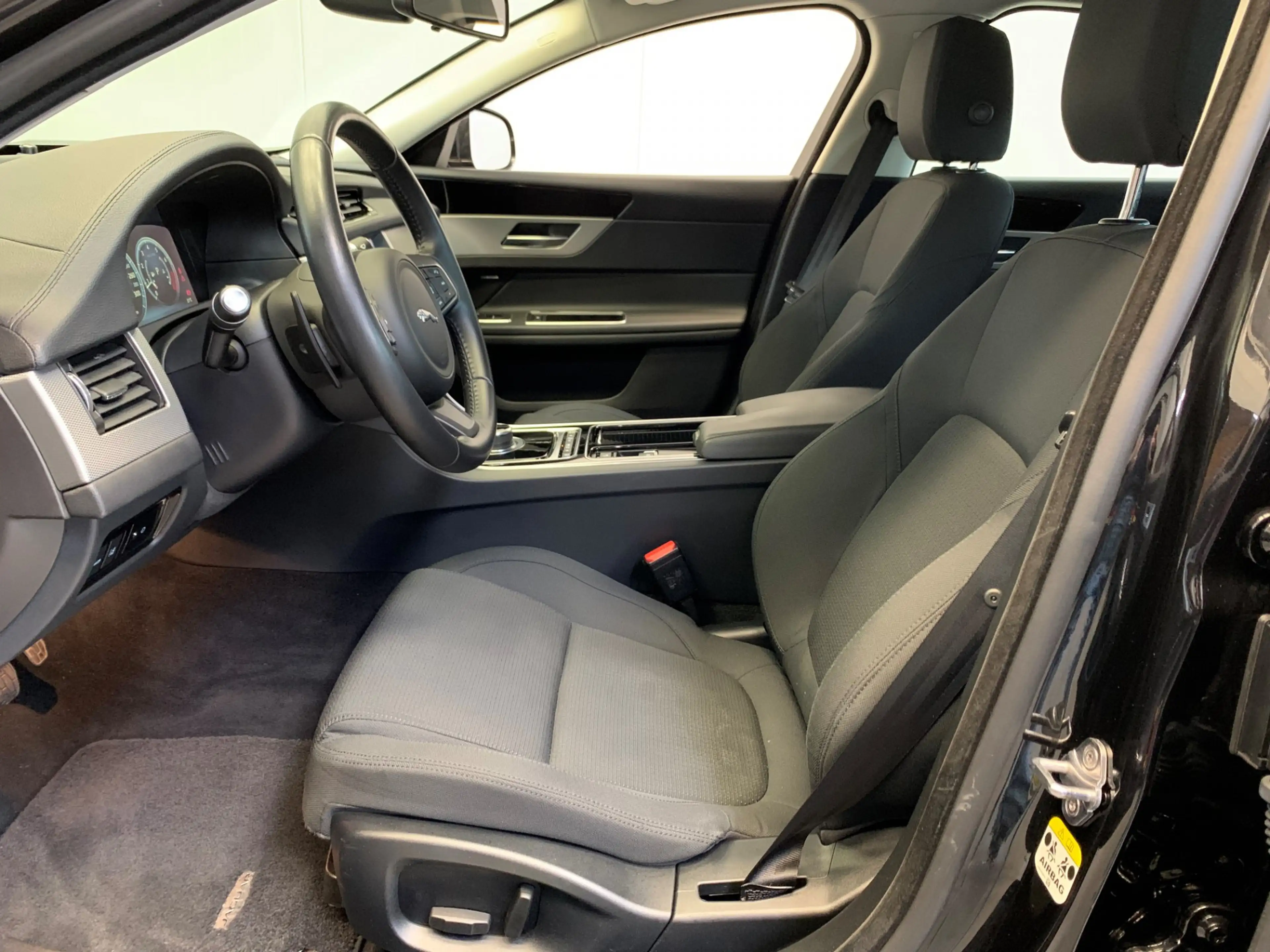Jaguar XF 2.0t Prestige VIRTUAL COCKPIT-NAVI-LANE ASSIST-ECC — photo 47