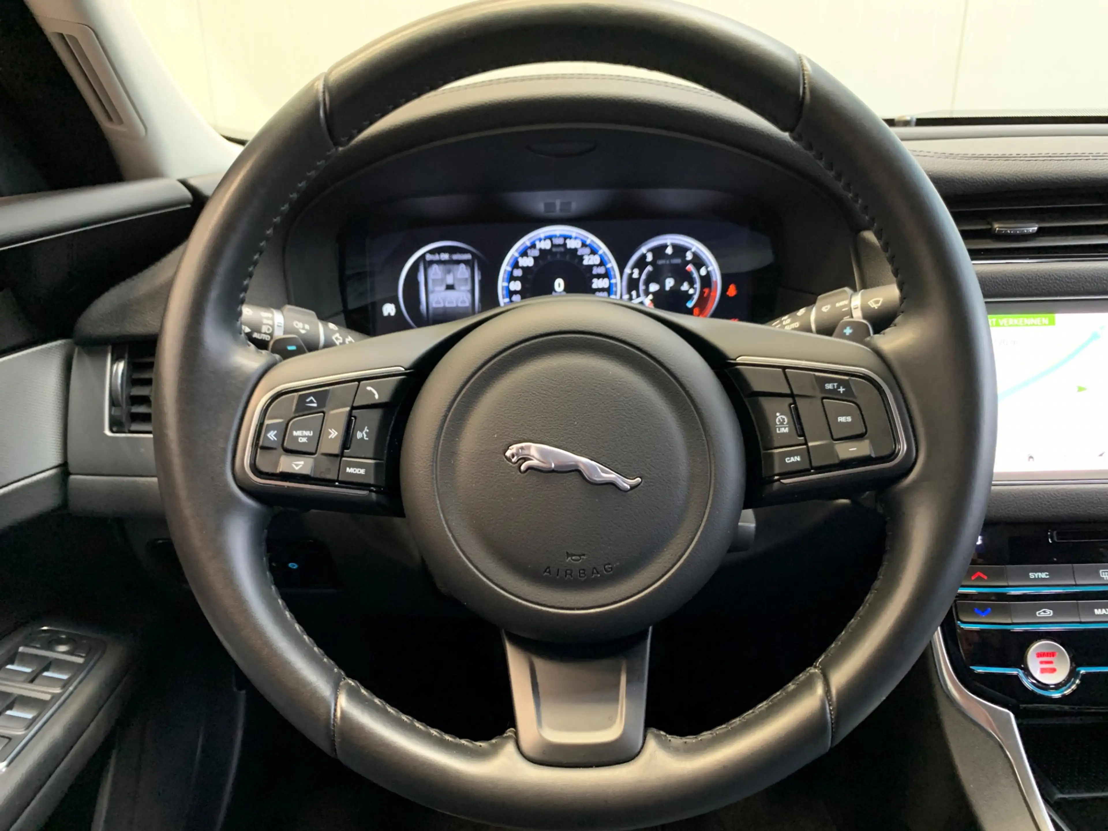 Jaguar XF 2.0t Prestige VIRTUAL COCKPIT-NAVI-LANE ASSIST-ECC — photo 29