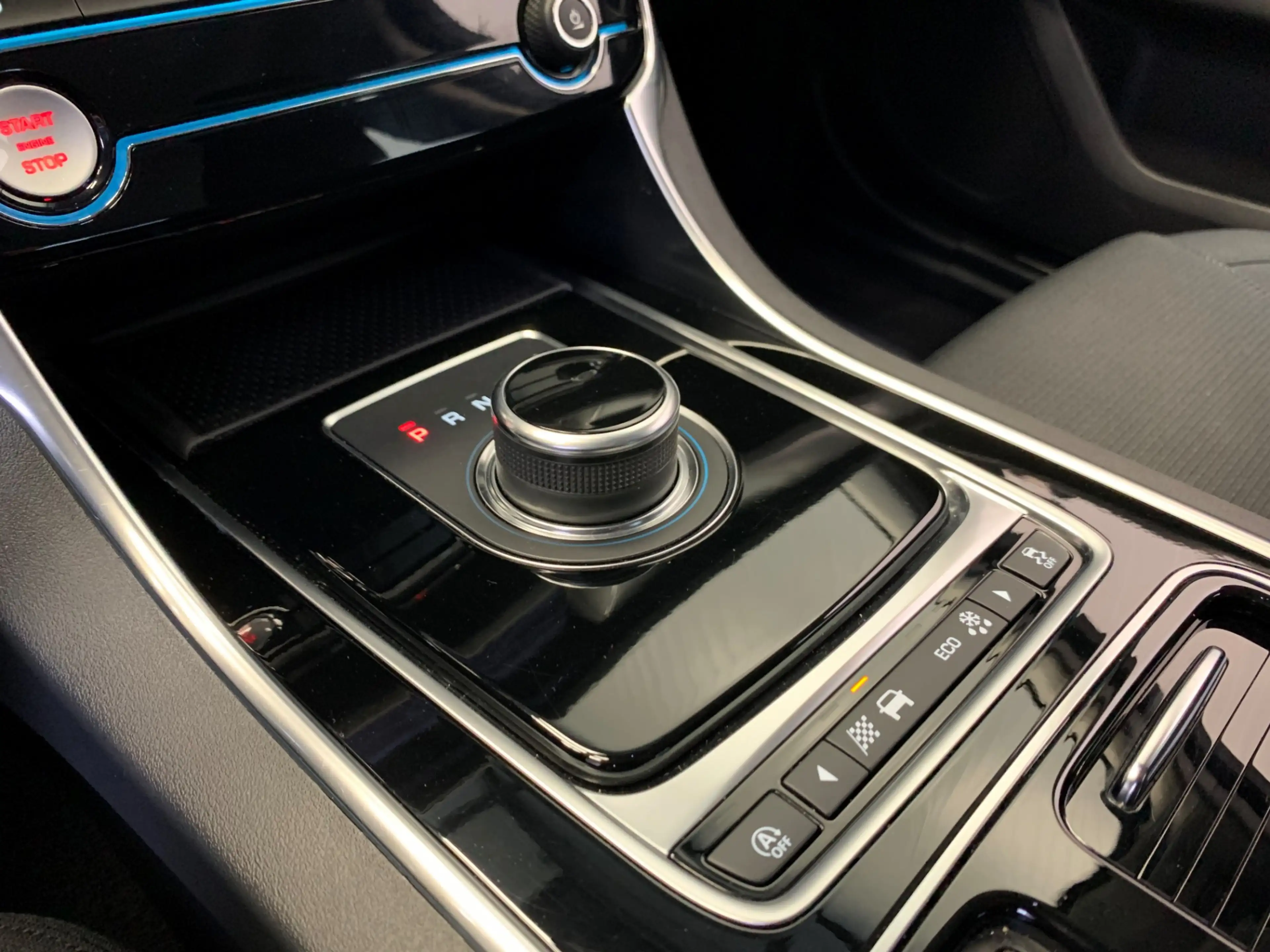 Jaguar XF 2.0t Prestige VIRTUAL COCKPIT-NAVI-LANE ASSIST-ECC — photo 38
