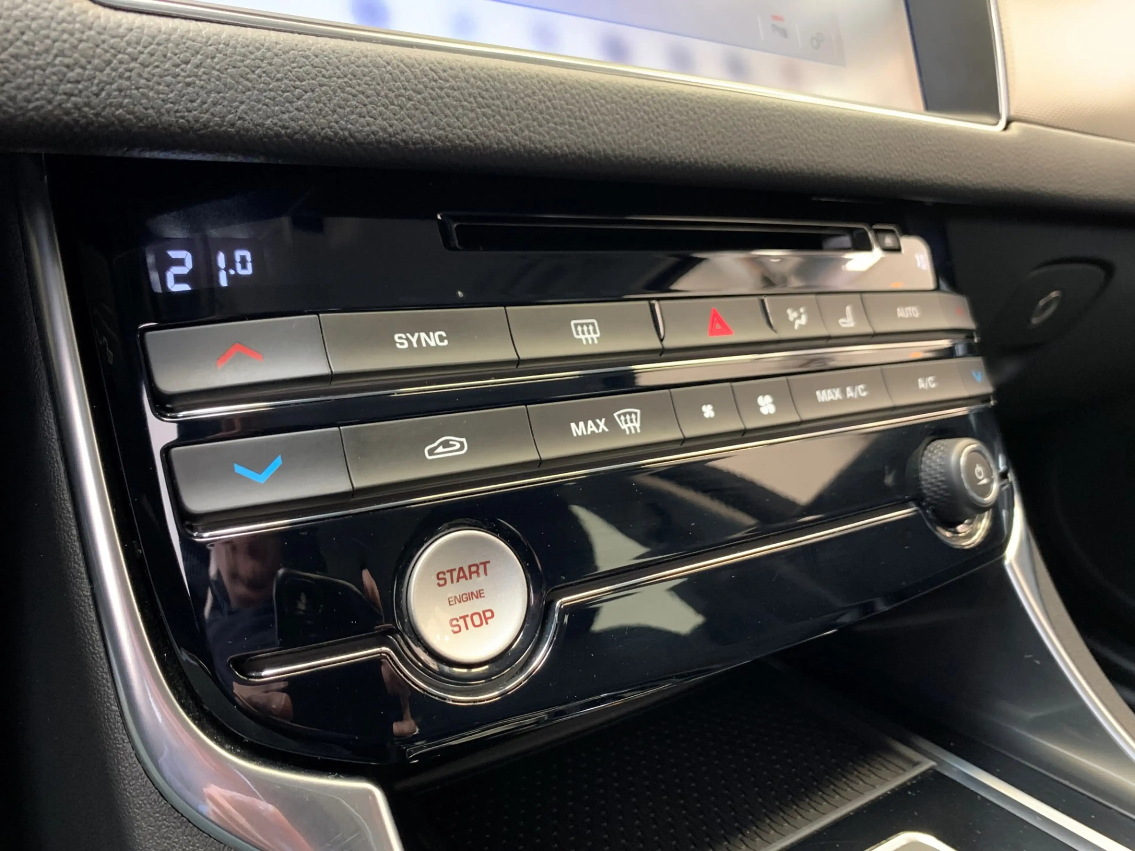 Jaguar XF 2.0t Prestige VIRTUAL COCKPIT-NAVI-LANE ASSIST-ECC — photo 35