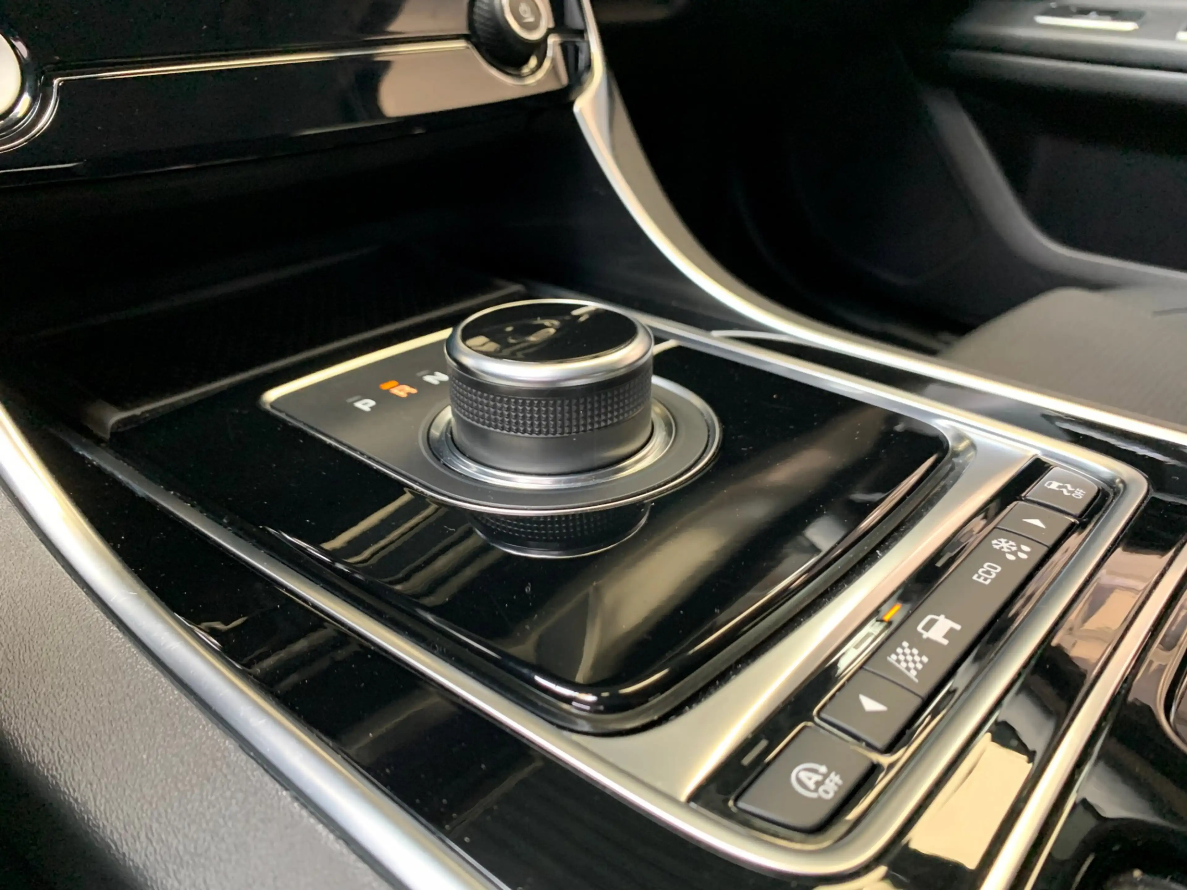 Jaguar XF 2.0t Prestige VIRTUAL COCKPIT-NAVI-LANE ASSIST-ECC — photo 9