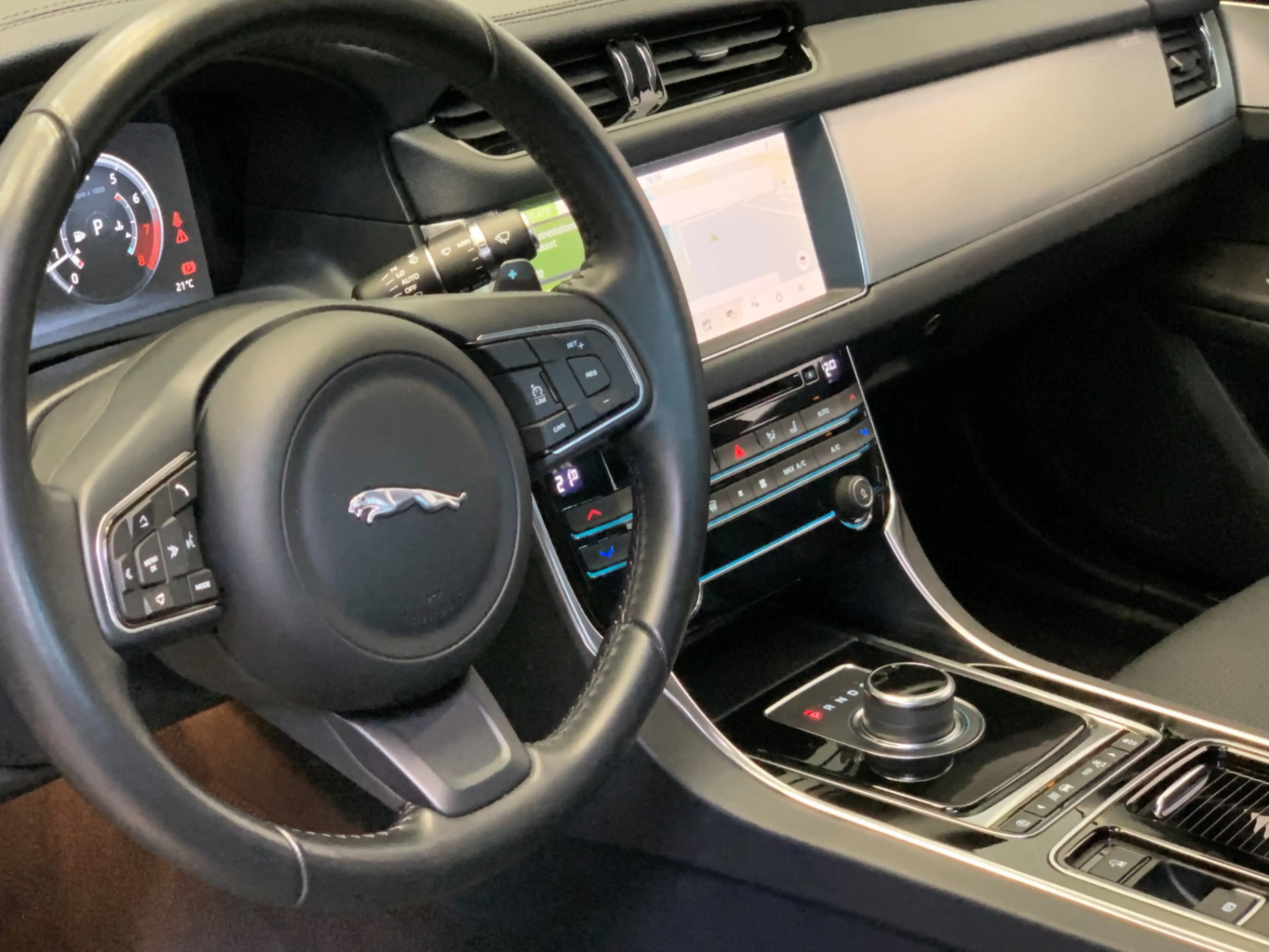 Jaguar XF 2.0t Prestige VIRTUAL COCKPIT-NAVI-LANE ASSIST-ECC — photo 45