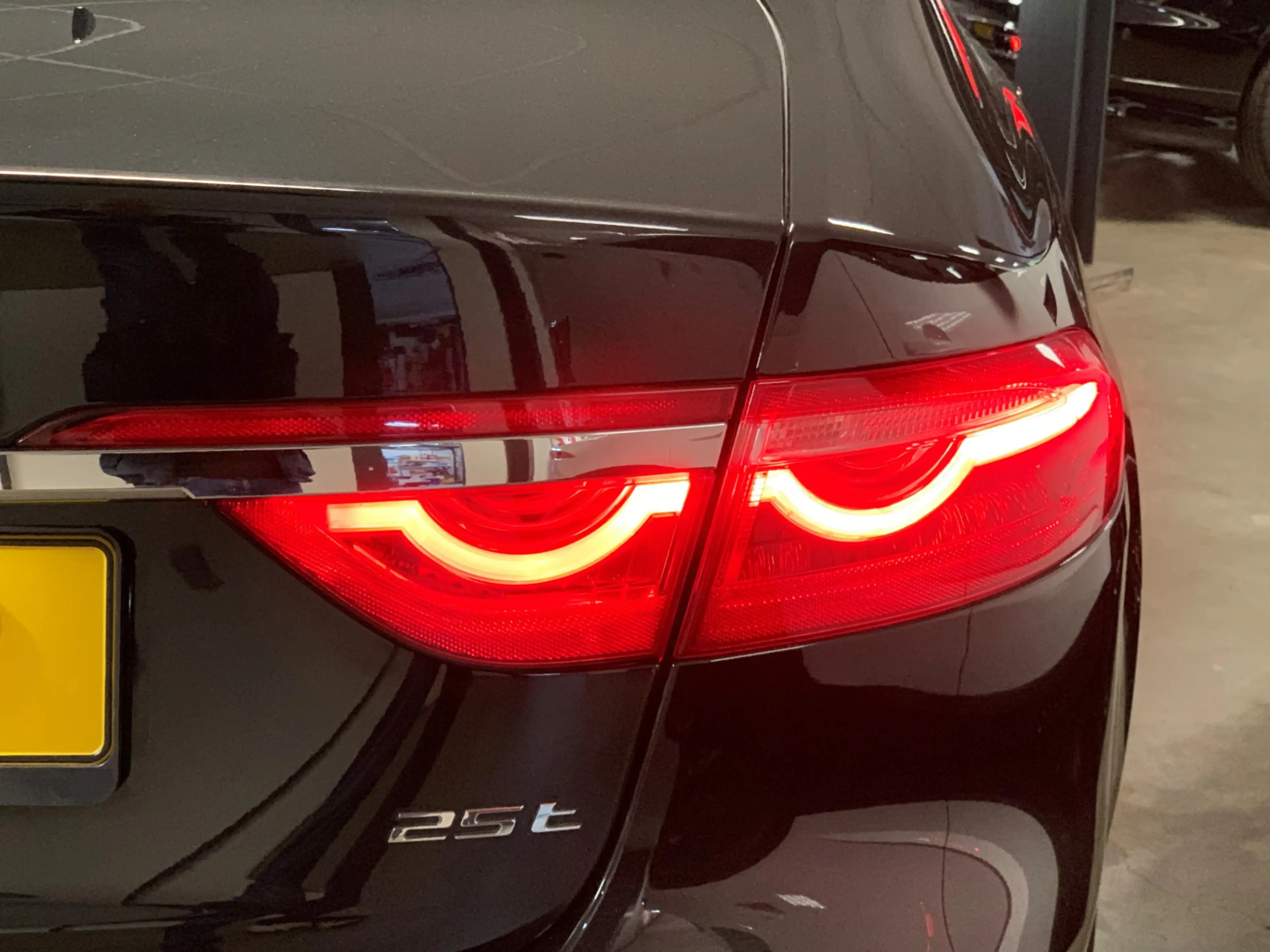 Jaguar XF 2.0t Prestige VIRTUAL COCKPIT-NAVI-LANE ASSIST-ECC — photo 22